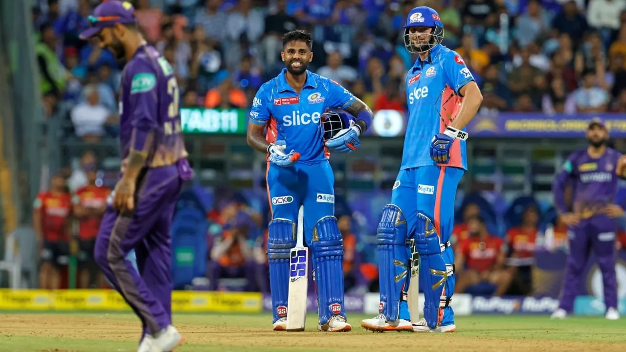 IPL 2023 MI vs KKR: ಮುಂಬೈನ ವಾಂಖೆಡೆ ಸ್ಟೇಡಿಯಂನಲ್ಲಿ ನಡೆದ ಐಪಿಎಲ್​ನ 22ನೇ ಪಂದ್ಯವು ಹಲವು ದಾಖಲೆಗಳಿಗೆ ಸಾಕ್ಷಿಯಾಗಿತ್ತು. ಅದರಲ್ಲೂ ಈ ಪಂದ್ಯದ ಮೂಲಕ ಐಪಿಎಲ್ ಇತಿಹಾಸದಲ್ಲೇ ವಿಭಿನ್ನ ದಾಖಲೆಯೊಂದು ನಿರ್ಮಾಣವಾಗಿದ್ದು ವಿಶೇಷ.