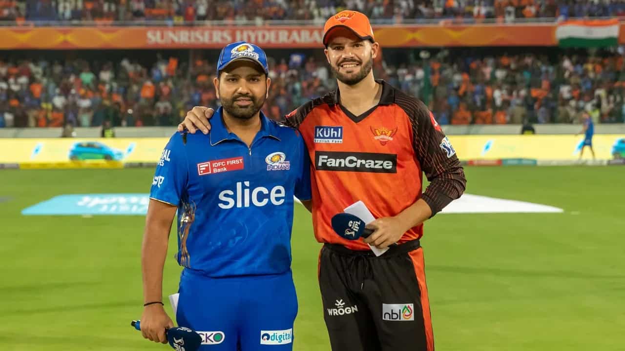 IPL 2023: ಐಪಿಎಲ್ನ 25ನೇ ಪಂದ್ಯವು ನಾನಾ ಕಾರಣಗಳಿಂದ ಗಮನ ಸೆಳೆದಿದೆ. ಈ ಪಂದ್ಯದ ಮೂಲಕ ಮುಂಬೈ ಇಂಡಿಯನ್ಸ್ ತಂಡದ ಕ್ಯಾಮರೋನ್ ಗ್ರೀನ್ ಚೊಚ್ಚಲ ಅರ್ಧಶತಕ ಬಾರಿಸಿದರೆ, ಅರ್ಜುನ್ ತೆಂಡೂಲ್ಕರ್ ಮೊದಲ ವಿಕೆಟ್ ಪಡೆದು ಸಂಭ್ರಮಿಸಿದರು. ಅದು ಕೂಡ ಕೊನೆಯ ಓವರ್ನಲ್ಲಿ ಈ ಸಾಧನೆ ಮಾಡಿದ್ದು ವಿಶೇಷ.