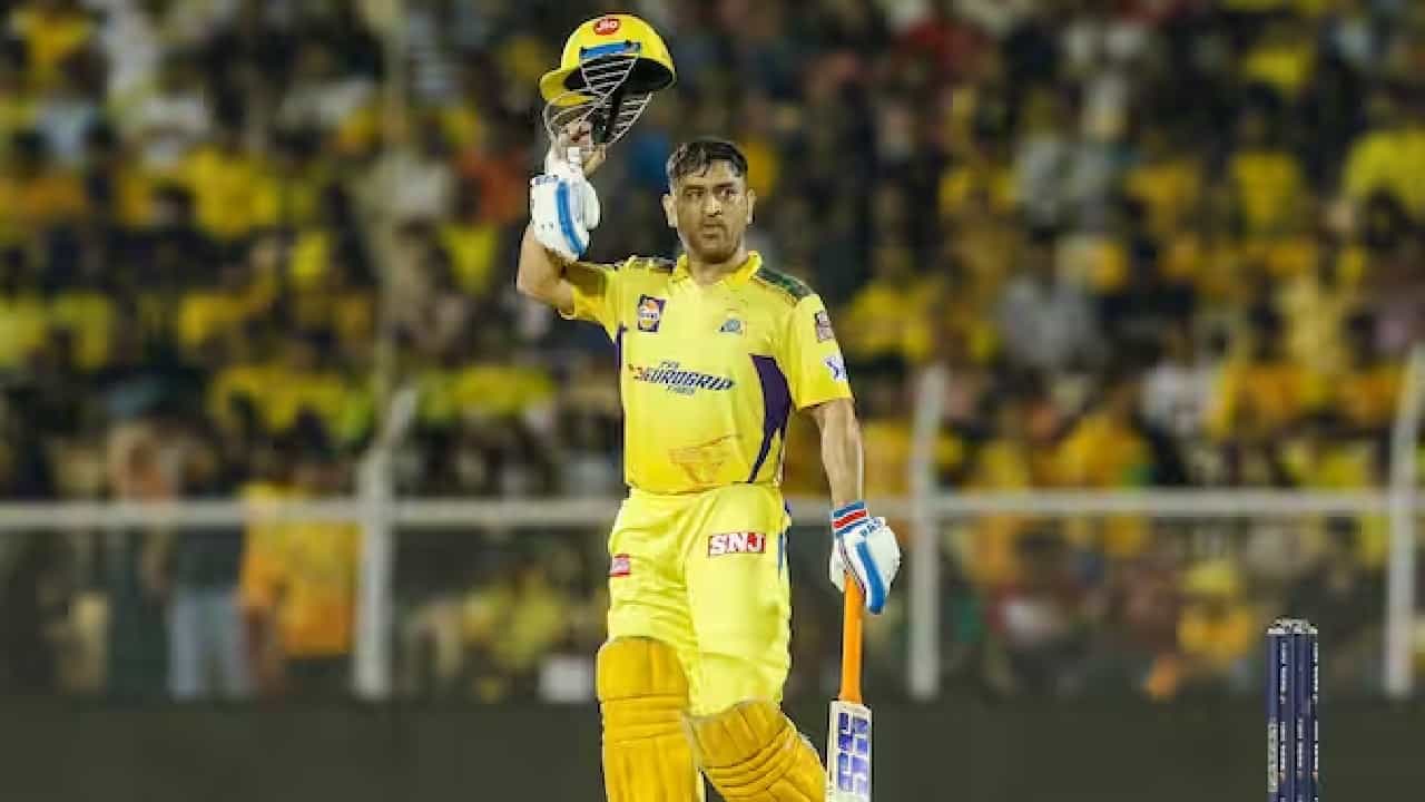 IPL 2023 Records: ಲಕ್ನೋ ಸೂಪರ್ ಜೈಂಟ್ಸ್ ವಿರುದ್ಧದ ಪಂದ್ಯದಲ್ಲಿ 12 ರನ್ ಬಾರಿಸುವ ಮೂಲಕ ಮಹೇಂದ್ರ ಸಿಂಗ್ ಧೋನಿ ಐಪಿಎಲ್ನಲ್ಲಿ 5 ಸಾವಿರ ರನ್ ಪೂರೈಸಿದ್ದಾರೆ. ಈ ಮೂಲಕ ಈ ಸಾಧನೆ ಮಾಡಿದ 5ನೇ ಭಾರತೀಯ ಹಾಗೂ 7ನೇ ಬ್ಯಾಟ್ಸ್ಮನ್ ಎನಿಸಿಕೊಂಡಿದ್ದಾರೆ.