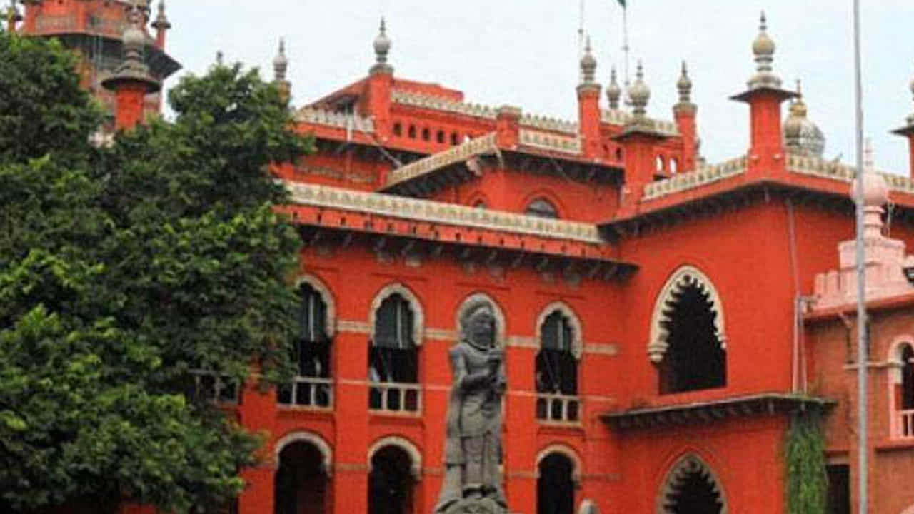 ಕನ್ವೆನ್ಷನ್ ಹಾಲ್ಗಳಲ್ಲಿ ಮದ್ಯ ಪೂರೈಸಲು ಅನುಮತಿ ನೀಡುವ ತಮಿಳುನಾಡು ಸರ್ಕಾರದ ಆದೇಶಕ್ಕೆ ಹೈಕೋರ್ಟ್ ತಡೆ ಕನ್ವೆನ್ಷನ್ ಹಾಲ್ಗಳಲ್ಲಿ ಮದ್ಯ ಪೂರೈಸಲು ಅನುಮತಿ ನೀಡುವ ತಮಿಳುನಾಡು ಸರ್ಕಾರದ ಆದೇಶಕ್ಕೆ ಹೈಕೋರ್ಟ್ ತಡೆ