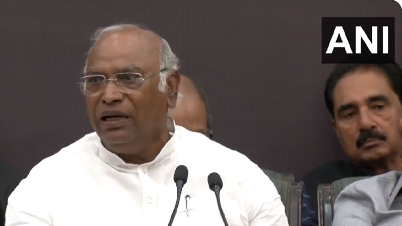 ರಸ್ತೆ, ವಿಮಾನ ನಿಲ್ದಾಣ, ಬಂದರು ಹೀಗೆ ಎಲ್ಲ ಯೋಜನೆಗಳನ್ನು ಅದಾನಿಗೆ ಕೊಡುತ್ತಿರುವುದೇಕೆ?: ಮಲ್ಲಿಕಾರ್ಜುನ ಖರ್ಗೆ ರಸ್ತೆ, ವಿಮಾನ ನಿಲ್ದಾಣ, ಬಂದರು ಹೀಗೆ ಎಲ್ಲ ಯೋಜನೆಗಳನ್ನು ಅದಾನಿಗೆ ಕೊಡುತ್ತಿರುವುದೇಕೆ?: ಮಲ್ಲಿಕಾರ್ಜುನ ಖರ್ಗೆ