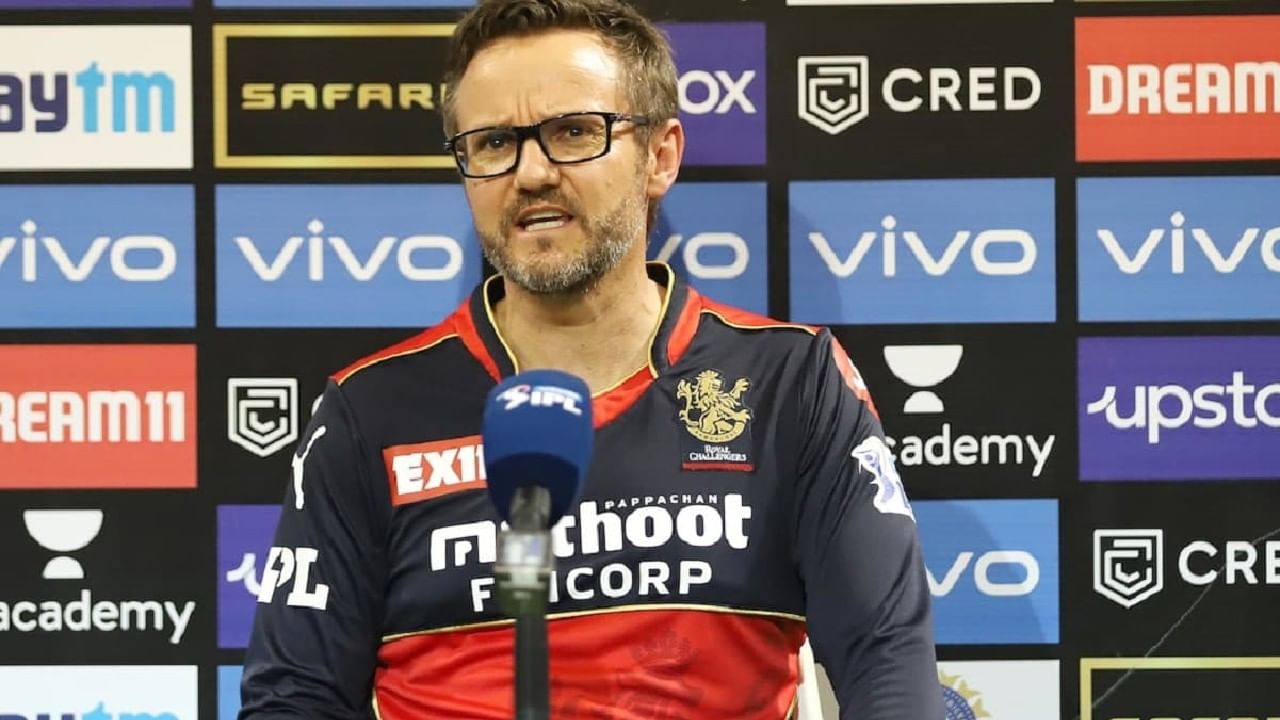 IPL 2023 RCB: ಐಪಿಎಲ್​ನ ಮೊದಲ ಪಂದ್ಯದಲ್ಲಿ ಗೆದ್ದು ಶುಭಾರಂಭ ಮಾಡಿರುವ ರಾಯಲ್ ಚಾಲೆಂಜರ್ಸ್ ಬೆಂಗಳೂರು ತಂಡಕ್ಕೆ ಶೀಘ್ರದಲ್ಲೇ ಇಬ್ಬರು ಸ್ಟಾರ್ ಆಟಗಾರರ ಆಗಮನವಾಗಲಿದೆ. ಆದರೆ ಇವರು ಬದಲಿ ಆಟಗಾರರಲ್ಲ. ಬದಲಾಗಿ ಈ ಬಾರಿಯ ಹರಾಜಿಗೂ ಮುನ್ನ ಆರ್​ಸಿಬಿ ಫ್ರಾಂಚೈಸಿ ಉಳಿಸಿಕೊಂಡಿದ್ದ ಇಬ್ಬರು ಆಟಗಾರರು ಕಾರಣಾಂತರಗಳಿಂದ ಆರಂಭಿಕ ಪಂದ್ಯಗಳಿಗೆ ಅಲಭ್ಯರಾಗಿದ್ದರು. ಇದೀಗ ಇಬ್ಬರು ಕೂಡ ಒಂದೇ ವಾರದೊಳಗೆ ತಂಡವನ್ನು ಸೇರಿಕೊಳ್ಳಲಿದ್ದಾರೆ ಎಂದು ಆರ್​ಸಿಬಿ ತಂಡದ ಡೈರೆಕ್ಟರ್ ಮೈಕ್ ಹೆಸ್ಸನ್ ಖಚಿತಪಡಿಸಿದ್ದಾರೆ.