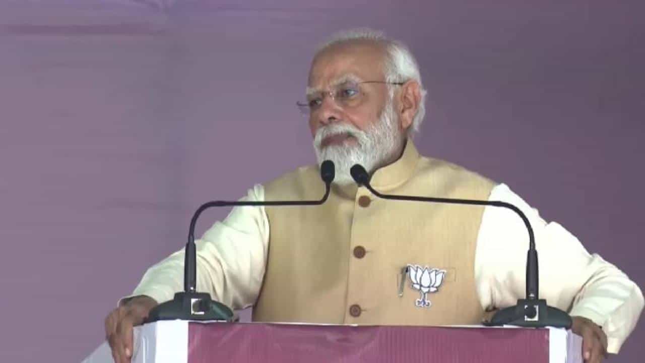 PM Modi in Karnataka: ಸಮಾಜ ಒಡೆಯುವ ಕಾಂಗ್ರೆಸ್ ಪಕ್ಷವನ್ನು ಕ್ಷಮಿಸಬೇಡಿ; ಪ್ರಧಾನಿ ಮೋದಿ PM Modi in Karnataka: ಸಮಾಜ ಒಡೆಯುವ ಕಾಂಗ್ರೆಸ್ ಪಕ್ಷವನ್ನು ಕ್ಷಮಿಸಬೇಡಿ; ಪ್ರಧಾನಿ ಮೋದಿ