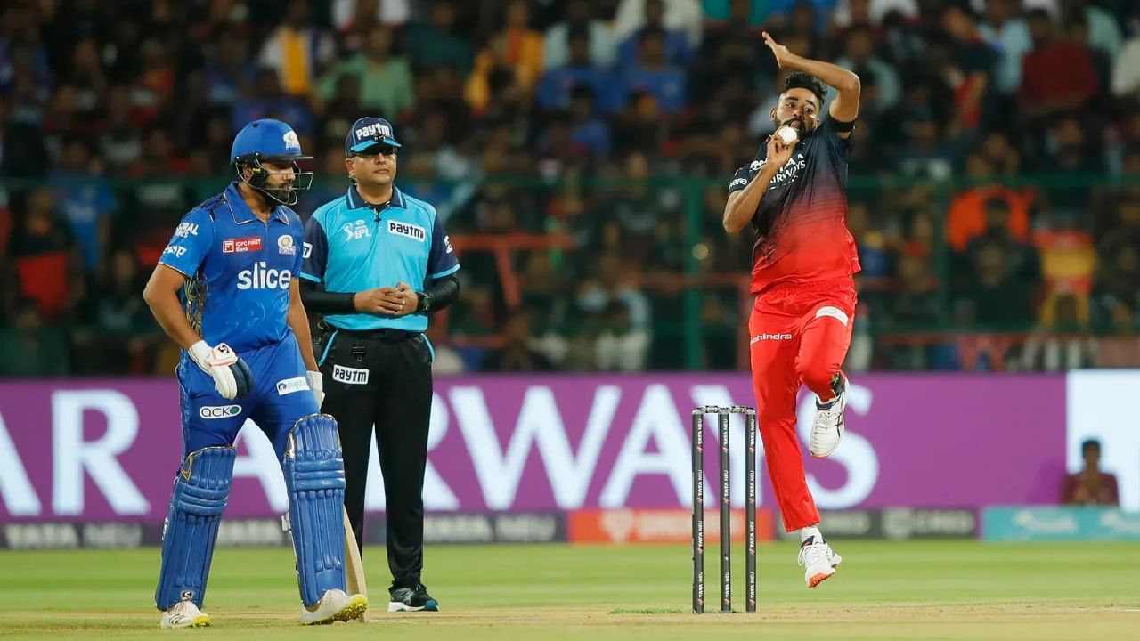 IPL 2023 RCB vs MI: ಬೆಂಗಳೂರಿನ ಚಿನ್ನಸ್ವಾಮಿ ಸ್ಟೇಡಿಯಂನಲ್ಲಿ ನಡೆದ ಮುಂಬೈ ಇಂಡಿಯನ್ಸ್ ವಿರುದ್ಧದ ಪಂದ್ಯದಲ್ಲಿ ಬೆಂಕಿ ಬೌಲಿಂಗ್ ಪ್ರದರ್ಶನ ನೀಡುವ ಮೂಲಕ ಆರ್​ಸಿಬಿ ವೇಗಿ ಮೊಹಮ್ಮದ್ ಸಿರಾಜ್ ಭರ್ಜರಿ ದಾಖಲೆ ನಿರ್ಮಿಸಿದ್ದಾರೆ. ಈ ಪಂದ್ಯದಲ್ಲಿ ಟಾಸ್ ಗೆದ್ದ ಆರ್​ಸಿಬಿ ತಂಡವು ಬೌಲಿಂಗ್ ಆಯ್ದುಕೊಂಡಿತ್ತು.