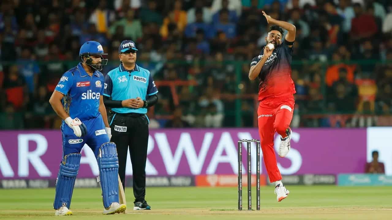 IPL 2023 RCB vs MI: ಬೆಂಗಳೂರಿನ ಚಿನ್ನಸ್ವಾಮಿ ಸ್ಟೇಡಿಯಂನಲ್ಲಿ ನಡೆದ ಮುಂಬೈ ಇಂಡಿಯನ್ಸ್ ವಿರುದ್ಧದ ಪಂದ್ಯದಲ್ಲಿ ಬೆಂಕಿ ಬೌಲಿಂಗ್ ಪ್ರದರ್ಶನ ನೀಡುವ ಮೂಲಕ ಆರ್ಸಿಬಿ ವೇಗಿ ಮೊಹಮ್ಮದ್ ಸಿರಾಜ್ ಭರ್ಜರಿ ದಾಖಲೆ ನಿರ್ಮಿಸಿದ್ದಾರೆ. ಈ ಪಂದ್ಯದಲ್ಲಿ ಟಾಸ್ ಗೆದ್ದ ಆರ್ಸಿಬಿ ತಂಡವು ಬೌಲಿಂಗ್ ಆಯ್ದುಕೊಂಡಿತ್ತು.