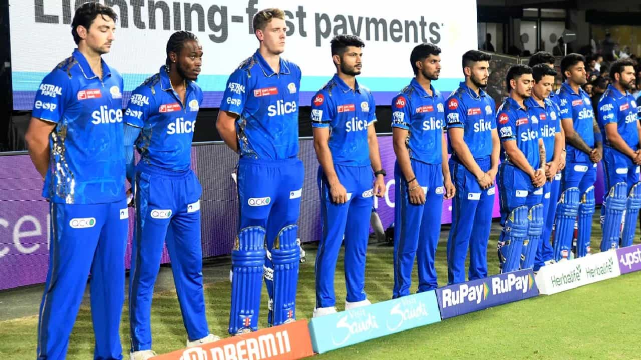 IPL 2023: ಐಪಿಎಲ್ ಸೀಸನ್ 16 ರಲ್ಲಿ ಸತತ ಸೋಲುಗಳಿಂದ ಕಂಗೆಟ್ಟಿರುವ ಮುಂಬೈ ಇಂಡಿಯನ್ಸ್ ತಂಡಕ್ಕೆ ಇದೀಗ ಹೊಸ ವಿದೇಶಿ ಆಲ್ರೌಂಡರ್ ಎಂಟ್ರಿ ಕೊಟ್ಟಿದ್ದಾರೆ. ಅದು ಕೂಡ ಬದಲಿ ಆಟಗಾರನಾಗಿ ಎಂಬುದು ವಿಶೇಷ.