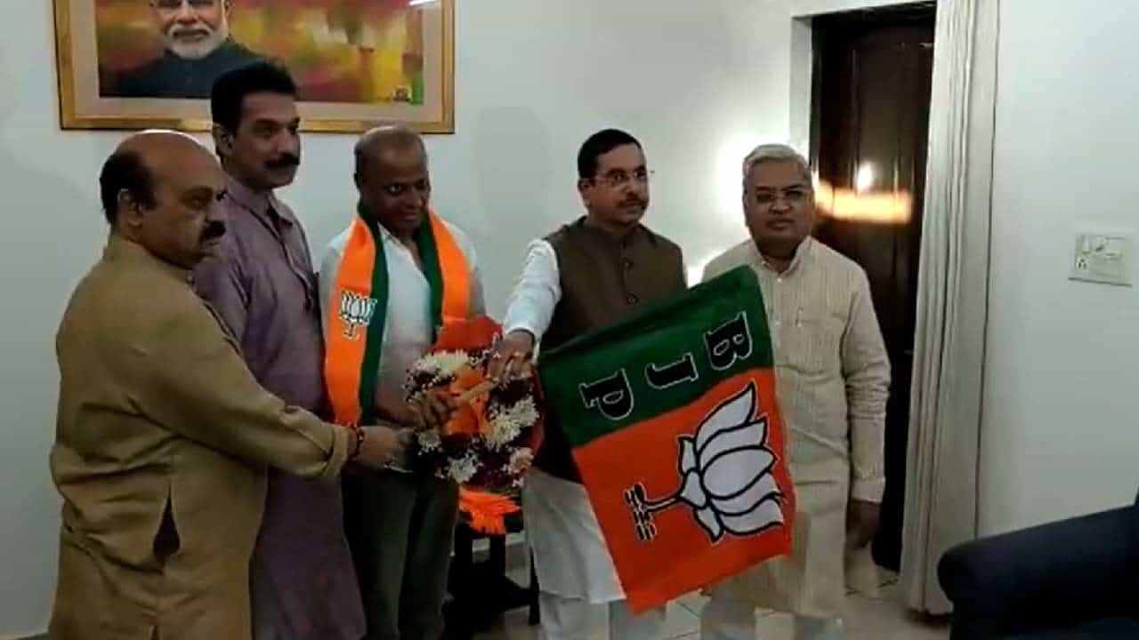 Karnataka Elections: ಕಲಘಟಗಿ ಕಾಂಗ್ರೆಸ್ ಟಿಕೆಟ್ ಆಕಾಂಕ್ಷಿ ನಾಗರಾಜ್ ಛಬ್ಬಿ ಬಿಜೆಪಿ ಸೇರ್ಪಡೆ Karnataka Elections: ಕಲಘಟಗಿ ಕಾಂಗ್ರೆಸ್ ಟಿಕೆಟ್ ಆಕಾಂಕ್ಷಿ ನಾಗರಾಜ್ ಛಬ್ಬಿ ಬಿಜೆಪಿ ಸೇರ್ಪಡೆ