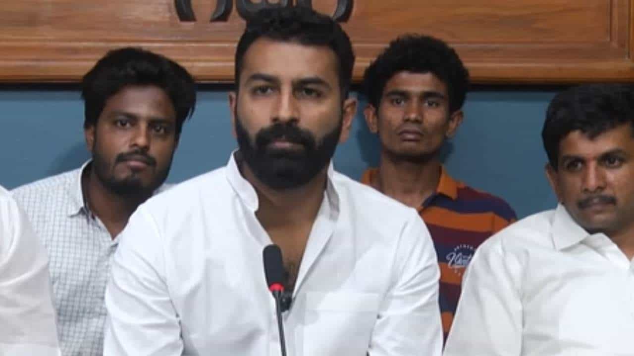 ರಾಹುಲ್ ಗಾಂಧಿ ಭೇಟಿ ನೀಡುವಲ್ಲಿ ಗೆಲ್ಲುತ್ತೇವೆ, ಗೆಲ್ಲದಿದ್ದರೆ ನನ್ನ ಹೆಸರು ಬದಲಾಯಿಸುವೆ: ಸಿಸಿ ಪಾಟೀಲ್ಗೆ ನಲಪಾಡ್ ಸವಾಲ್ ರಾಹುಲ್ ಗಾಂಧಿ ಭೇಟಿ ನೀಡುವಲ್ಲಿ ಗೆಲ್ಲುತ್ತೇವೆ, ಗೆಲ್ಲದಿದ್ದರೆ ನನ್ನ ಹೆಸರು ಬದಲಾಯಿಸುವೆ: ಸಿಸಿ ಪಾಟೀಲ್ಗೆ ನಲಪಾಡ್ ಸವಾಲ್