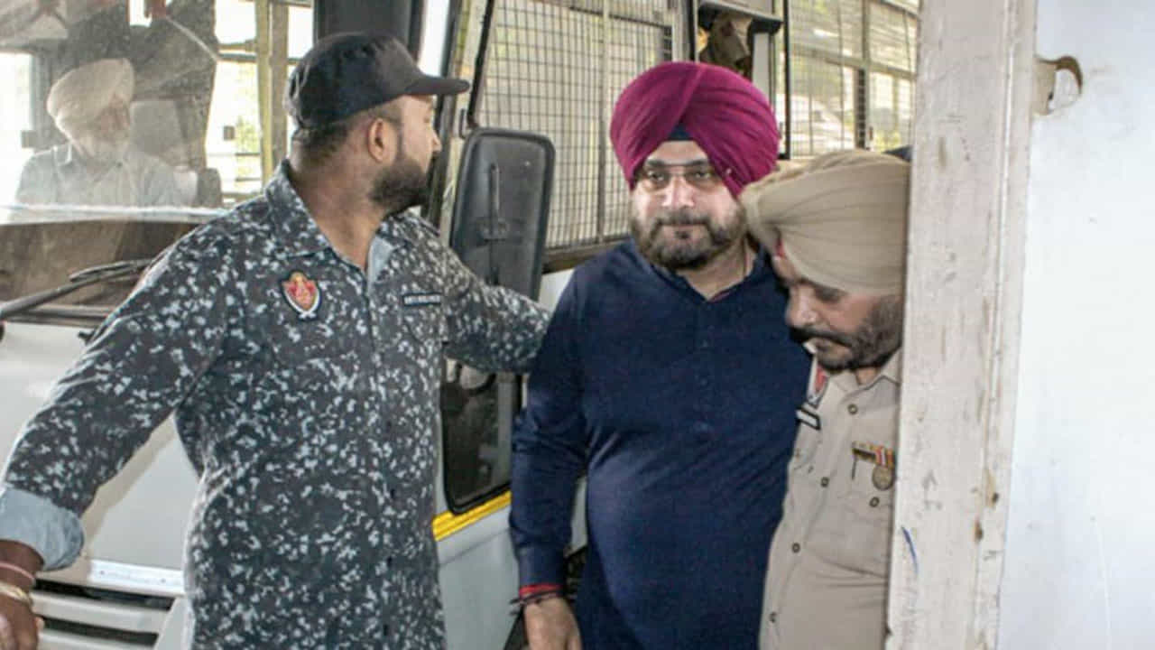 Navjot Singh Sidhu: 10 ತಿಂಗಳ ನಂತರ ಪಟಿಯಾಲ ಜೈಲಿನಿಂದ ನವಜೋತ್ ಸಿಂಗ್ ಸಿಧು ಇಂದು ಬಿಡುಗಡೆ Navjot Singh Sidhu: 10 ತಿಂಗಳ ನಂತರ ಪಟಿಯಾಲ ಜೈಲಿನಿಂದ ನವಜೋತ್ ಸಿಂಗ್ ಸಿಧು ಇಂದು ಬಿಡುಗಡೆ