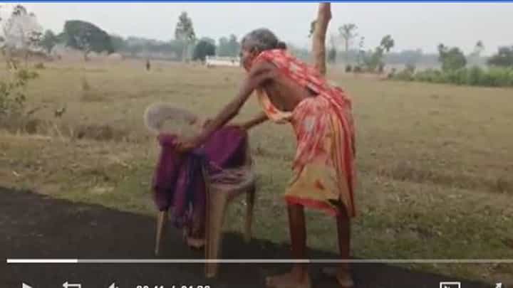 Old woman's ordeal: ವೃದ್ಧಾಪ್ಯ ವೇತನ ಪಡೆಯಲು ಒಡಿಷಾದ 70 ವರ್ಷದ ಅಶಕ್ತ ವೃದ್ಧೆಯೊಬ್ಬರು ಕುರ್ಚಿಯ ನೆರವಿನಿಂದ ಹಲವು ಕಿಮೀ ನಡೆಯಬೇಕು Old woman's ordeal: ವೃದ್ಧಾಪ್ಯ ವೇತನ ಪಡೆಯಲು ಒಡಿಷಾದ 70 ವರ್ಷದ ಅಶಕ್ತ ವೃದ್ಧೆಯೊಬ್ಬರು ಕುರ್ಚಿಯ ನೆರವಿನಿಂದ ಹಲವು ಕಿಮೀ ನಡೆಯಬೇಕು
