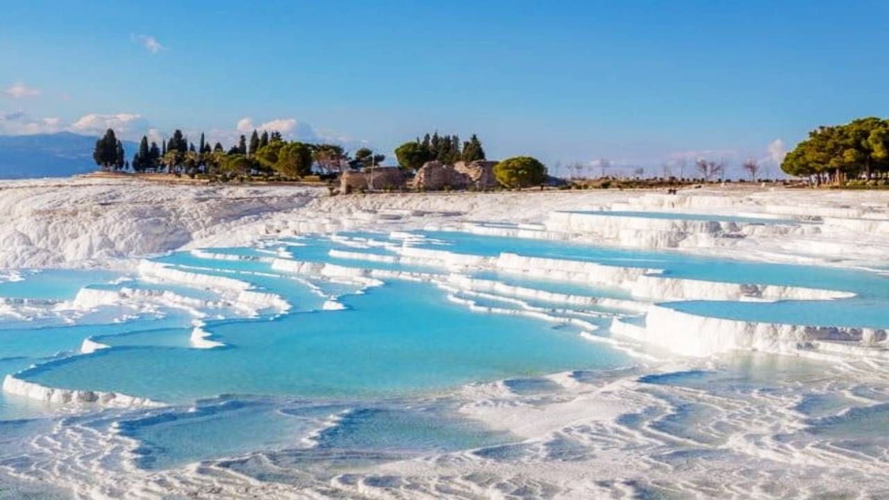 ಪಮುಕ್ಕಲೆ, ಟರ್ಕಿ(Pamukkale, Turkey): ಈ ಬಿಸಿನೀರಿನ ಬುಗ್ಗೆಗಳು, ಬಿಳಿ ಖನಿಜ ನಿಕ್ಷೇಪಗಳ ತಾರಸಿಗಳನ್ನು ಸೃಷ್ಟಿಸಿವೆ, ಭೂ ದೃಶ್ಯವು ಹಿಮಭರಿತ ನೋಟವನ್ನು ನೀಡುತ್ತದೆ. 
