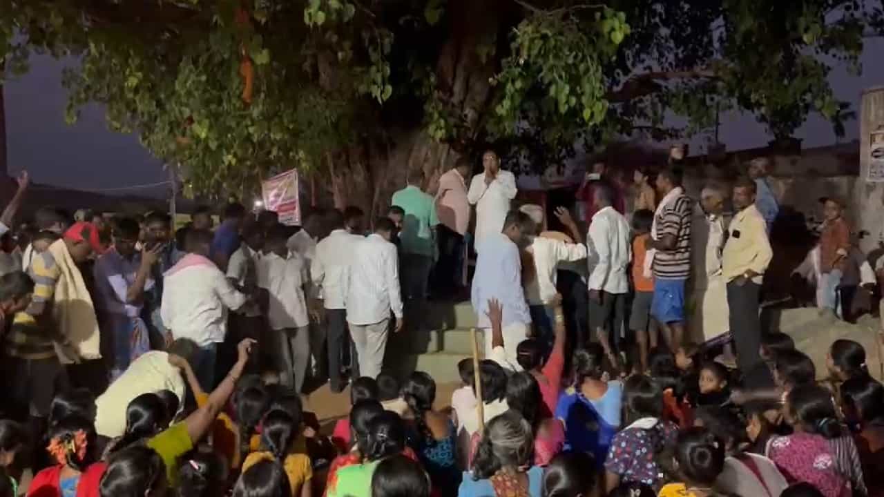 ಕೊರಟಗೆರೆ ವಿಧಾನಸಭಾ ಕ್ಷೇತ್ರದ 13 ಗ್ರಾಮಗಳಿಂದ ಮತದಾನ ಬಹಿಷ್ಕಾರದ ಎಚ್ಚರಿಕೆ: ಮನವೊಲಿಕೆಗೆ ಮುಂದಾದ ಜಿ ಪರಮೇಶ್ವರ ಕೊರಟಗೆರೆ ವಿಧಾನಸಭಾ ಕ್ಷೇತ್ರದ 13 ಗ್ರಾಮಗಳಿಂದ ಮತದಾನ ಬಹಿಷ್ಕಾರದ ಎಚ್ಚರಿಕೆ: ಮನವೊಲಿಕೆಗೆ ಮುಂದಾದ ಜಿ ಪರಮೇಶ್ವರ