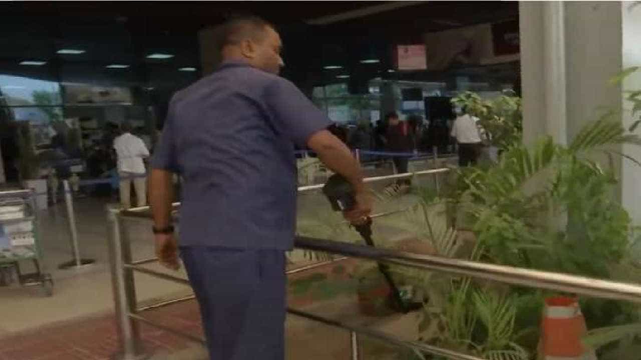 Patna Airport Bomb Threat: ಪಾಟ್ನಾ ಏರ್ಪೋರ್ಟ್ಗೆ ಬಾಂಬ್ ಬೆದರಿಕೆ ಕರೆ, ಶೋಧ ಕಾರ್ಯ ಆರಂಭ Patna Airport Bomb Threat: ಪಾಟ್ನಾ ಏರ್ಪೋರ್ಟ್ಗೆ ಬಾಂಬ್ ಬೆದರಿಕೆ ಕರೆ, ಶೋಧ ಕಾರ್ಯ ಆರಂಭ