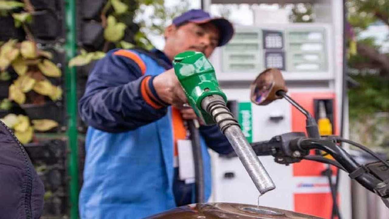Petrol Price Today: ಬೆಂಗಳೂರು ಸೇರಿ ದೇಶದ ಪ್ರಮುಖ ನಗರಗಳಲ್ಲಿ ಏಪ್ರಿಲ್ 19 ರಂದು ಪೆಟ್ರೋಲ್, ಡೀಸೆಲ್ ದರ ಎಷ್ಟಿದೆ, ವಿವರ ಇಲ್ಲಿದೆ Petrol Price Today: ಬೆಂಗಳೂರು ಸೇರಿ ದೇಶದ ಪ್ರಮುಖ ನಗರಗಳಲ್ಲಿ ಏಪ್ರಿಲ್ 19 ರಂದು ಪೆಟ್ರೋಲ್, ಡೀಸೆಲ್ ದರ ಎಷ್ಟಿದೆ, ವಿವರ ಇಲ್ಲಿದೆ