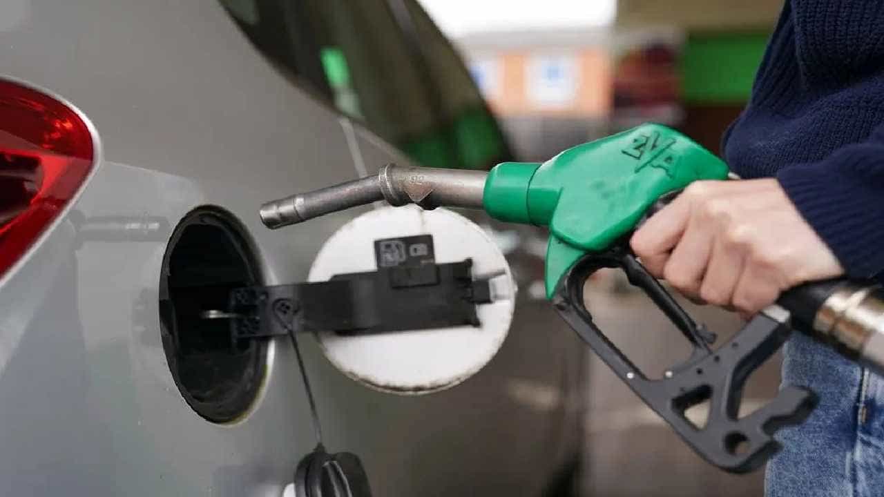 Petrol Price Today: ಬೆಂಗಳೂರು ಸೇರಿ ದೇಶದ ಪ್ರಮುಖ ನಗರಗಳಲ್ಲಿ ಏಪ್ರಿಲ್ 23 ರಂದು ಪೆಟ್ರೋಲ್, ಡೀಸೆಲ್ ದರ ಎಷ್ಟಿದೆ, ವಿವರ ಇಲ್ಲಿದೆ Petrol Price Today: ಬೆಂಗಳೂರು ಸೇರಿ ದೇಶದ ಪ್ರಮುಖ ನಗರಗಳಲ್ಲಿ ಏಪ್ರಿಲ್ 23 ರಂದು ಪೆಟ್ರೋಲ್, ಡೀಸೆಲ್ ದರ ಎಷ್ಟಿದೆ, ವಿವರ ಇಲ್ಲಿದೆ