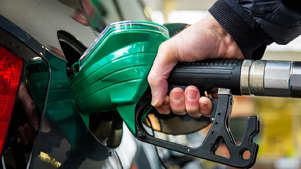 Petrol Price Today: ಬೆಂಗಳೂರು ಸೇರಿ ದೇಶದ ಪ್ರಮುಖ ನಗರಗಳಲ್ಲಿ ಏಪ್ರಿಲ್ 27 ರಂದು ಪೆಟ್ರೋಲ್, ಡೀಸೆಲ್ ದರ ಎಷ್ಟಿದೆ, ವಿವರ ಇಲ್ಲಿದೆ Petrol Price Today: ಬೆಂಗಳೂರು ಸೇರಿ ದೇಶದ ಪ್ರಮುಖ ನಗರಗಳಲ್ಲಿ ಏಪ್ರಿಲ್ 27 ರಂದು ಪೆಟ್ರೋಲ್, ಡೀಸೆಲ್ ದರ ಎಷ್ಟಿದೆ, ವಿವರ ಇಲ್ಲಿದೆ