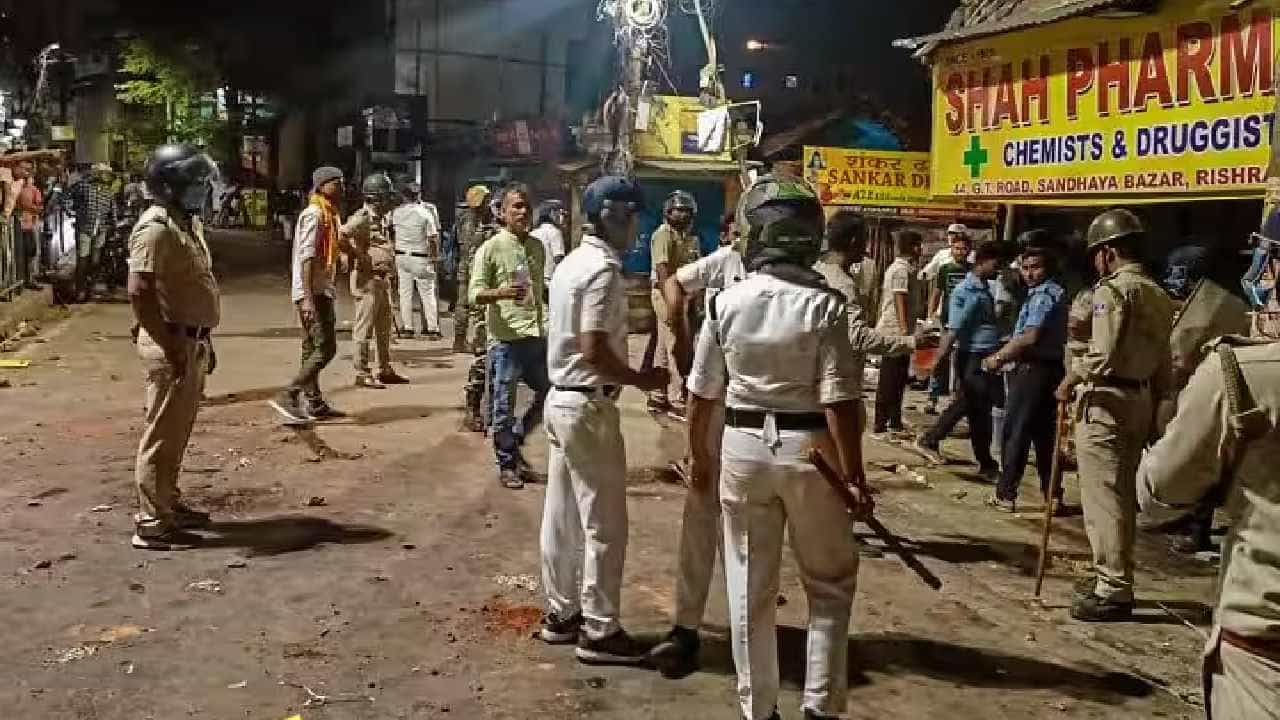 Hooghly Violence: ಹೂಗ್ಲಿಯಲ್ಲಿ ಮುಂದುವರೆದ ಘರ್ಷಣೆ, ರೈಲುಗಳ ಮೇಲೆ ಕಲ್ಲು ತೂರಾಟ, ಪೊಲೀಸರ ಕಾರಿಗೆ ಬೆಂಕಿ Hooghly Violence: ಹೂಗ್ಲಿಯಲ್ಲಿ ಮುಂದುವರೆದ ಘರ್ಷಣೆ, ರೈಲುಗಳ ಮೇಲೆ ಕಲ್ಲು ತೂರಾಟ, ಪೊಲೀಸರ ಕಾರಿಗೆ ಬೆಂಕಿ