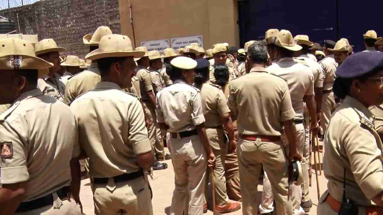 Police Raid: ದಕ್ಷಿಣ ಕನ್ನಡ ಜಿಲ್ಲಾ ಕಾರಾಗೃಹದ ಮೇಲೆ ಪೊಲೀಸರ ದಾಳಿ; ಬೀಡಿ, ಸಿಗರೇಟ್, ಪಾನ್ ಮಸಾಲ ಪತ್ತೆ!