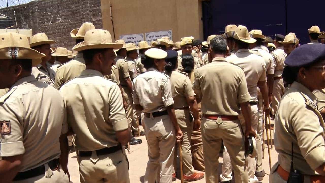Police Raid: ದಕ್ಷಿಣ ಕನ್ನಡ ಜಿಲ್ಲಾ ಕಾರಾಗೃಹದ ಮೇಲೆ ಪೊಲೀಸರ ದಾಳಿ; ಬೀಡಿ, ಸಿಗರೇಟ್, ಪಾನ್ ಮಸಾಲ ಪತ್ತೆ! Police Raid: ದಕ್ಷಿಣ ಕನ್ನಡ ಜಿಲ್ಲಾ ಕಾರಾಗೃಹದ ಮೇಲೆ ಪೊಲೀಸರ ದಾಳಿ; ಬೀಡಿ, ಸಿಗರೇಟ್, ಪಾನ್ ಮಸಾಲ ಪತ್ತೆ!