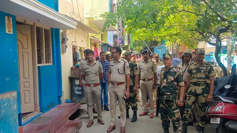 ಚುನಾವಣೆಗೆ ಖಾಕಿ ಅಲರ್ಟ್: ಬೆಂಗಳೂರಿನಲ್ಲಿ 500ಕ್ಕೂ ಹೆಚ್ಚು ರೌಡಿಶೀಟರ್ಗಳ ಮನೆ ಮೇಲೆ ದಾಳಿ, ಮಚ್ಚು-ಲಾಂಗು ವಶ