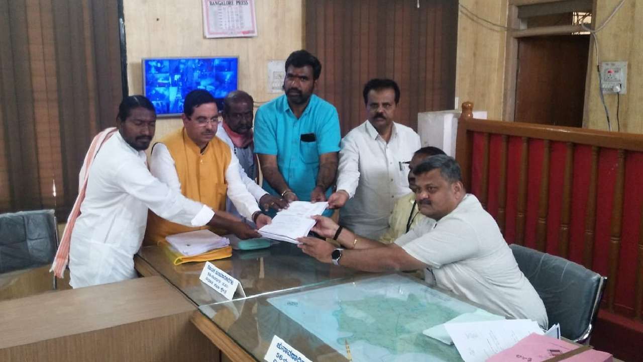 ರಾಜಸ್ಥಾನದಲ್ಲಿ ಕೊಟ್ಟ ಭರವಸೆ ಈಡೇರಿಸದ ಕಾಂಗ್ರೆಸ್ ಕರ್ನಾಟಕದಲ್ಲಿ ಈಡೇರಿಸುತ್ತಾ?: ಪ್ರಲ್ಹಾದ್ ಜೋಶಿ ಪ್ರಶ್ನೆ ರಾಜಸ್ಥಾನದಲ್ಲಿ ಕೊಟ್ಟ ಭರವಸೆ ಈಡೇರಿಸದ ಕಾಂಗ್ರೆಸ್ ಕರ್ನಾಟಕದಲ್ಲಿ ಈಡೇರಿಸುತ್ತಾ?: ಪ್ರಲ್ಹಾದ್ ಜೋಶಿ ಪ್ರಶ್ನೆ