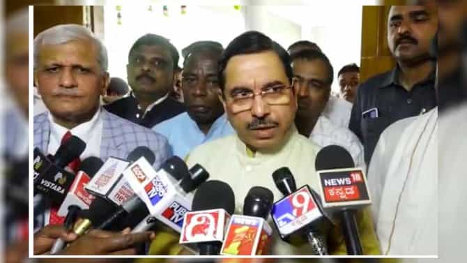 ಲಿಂಗಾಯತ ಡ್ಯಾಮ್​ನಲ್ಲಿದ್ದ ಕಾಂಗ್ರೆಸ್​​ ನೀರು ಸಮುದ್ರ ಸೇರಿದ ನೀರು ಉಪ್ಪು ಇರುತ್ತೆ, ಉಪಯೋಗಕ್ಕೆ ಬರಲ್ಲ; ಡಿಕೆ ಶಿವಕುಮಾರ್​ಗೆ ಪ್ರಹ್ಲಾದ್ ಜೋಶಿ ತಿರುಗೇಟು
