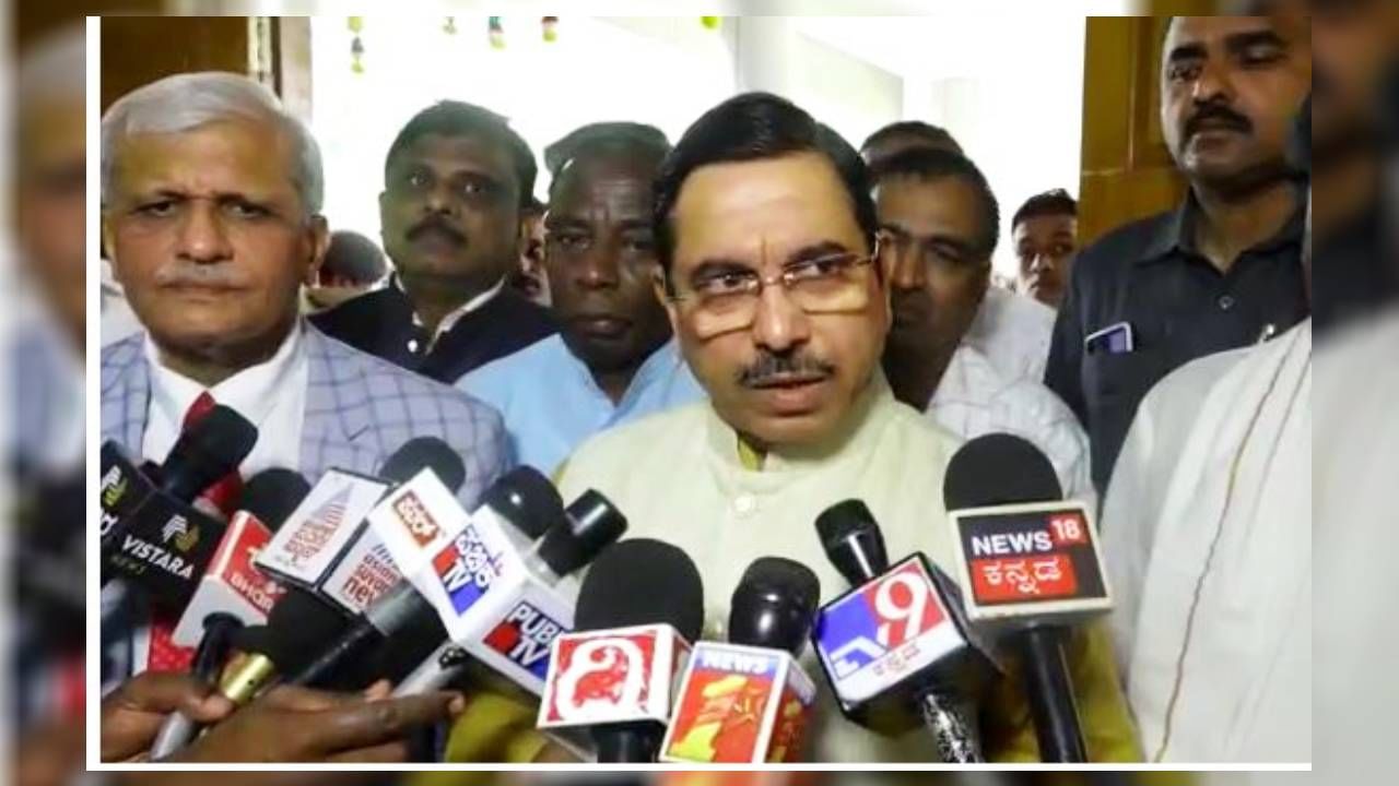 ಲಿಂಗಾಯತ ಡ್ಯಾಮ್ನಲ್ಲಿದ್ದ ಕಾಂಗ್ರೆಸ್ ನೀರು ಸಮುದ್ರ ಸೇರಿದ ನೀರು ಉಪ್ಪು ಇರುತ್ತೆ, ಉಪಯೋಗಕ್ಕೆ ಬರಲ್ಲ; ಡಿಕೆ ಶಿವಕುಮಾರ್ಗೆ ಪ್ರಹ್ಲಾದ್ ಜೋಶಿ ತಿರುಗೇಟು ಲಿಂಗಾಯತ ಡ್ಯಾಮ್ನಲ್ಲಿದ್ದ ಕಾಂಗ್ರೆಸ್ ನೀರು ಸಮುದ್ರ ಸೇರಿದ ನೀರು ಉಪ್ಪು ಇರುತ್ತೆ, ಉಪಯೋಗಕ್ಕೆ ಬರಲ್ಲ; ಡಿಕೆ ಶಿವಕುಮಾರ್ಗೆ ಪ್ರಹ್ಲಾದ್ ಜೋಶಿ ತಿರುಗೇಟು