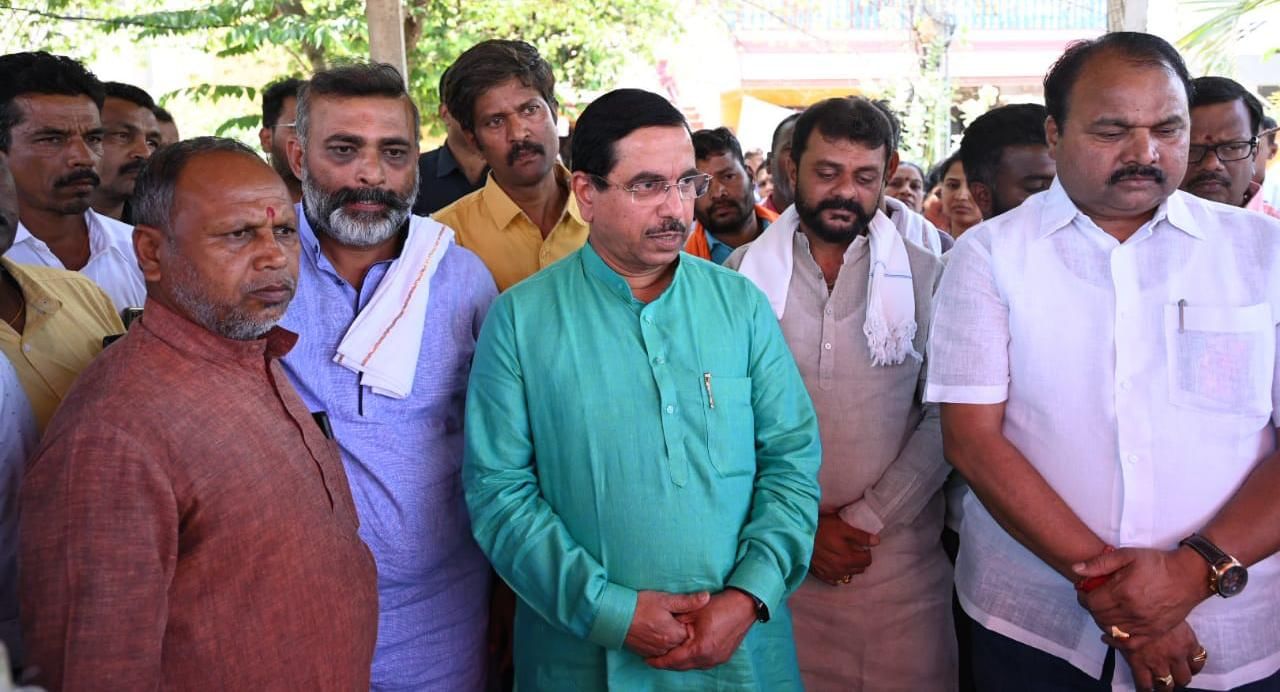 ಧಾರವಾಡದಲ್ಲಿ ಬಂಡಾಯ ಶಮನ ಮಾಡುವಲ್ಲಿ ಸಕ್ಸಸ್ ಆದ ಟ್ರಬಲ್ ಶೂಟರ್ ಪ್ರಲ್ಹಾದ ಜೋಶಿ : ಇಬ್ಬರು ಬಂಡಾಯಗಾರರ ನಾಮಪತ್ರ ವಾಪಸ್ ಧಾರವಾಡದಲ್ಲಿ ಬಂಡಾಯ ಶಮನ ಮಾಡುವಲ್ಲಿ ಸಕ್ಸಸ್ ಆದ ಟ್ರಬಲ್ ಶೂಟರ್ ಪ್ರಲ್ಹಾದ ಜೋಶಿ : ಇಬ್ಬರು ಬಂಡಾಯಗಾರರ ನಾಮಪತ್ರ ವಾಪಸ್