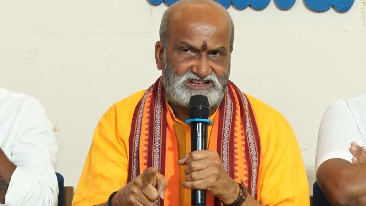 Pramod Muthalik: ಶ್ರೀಕಂಠೇಶ್ವರಸ್ವಾಮಿ ದೇಗುಲದ ಹುಂಡಿ ಹಣ ಶಾದಿಮಹಲ್ ನಿರ್ಮಾಣಕ್ಕೆ ಬಳಸುವುದು ನಿಯಮ ಬಾಹಿರ: ಪ್ರಮೋದ್ ಮುತಾಲಿಕ್ Pramod Muthalik: ಶ್ರೀಕಂಠೇಶ್ವರಸ್ವಾಮಿ ದೇಗುಲದ ಹುಂಡಿ ಹಣ ಶಾದಿಮಹಲ್ ನಿರ್ಮಾಣಕ್ಕೆ ಬಳಸುವುದು ನಿಯಮ ಬಾಹಿರ: ಪ್ರಮೋದ್ ಮುತಾಲಿಕ್