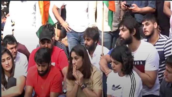 Wrestlers resume protest: ನಿಗಾ ಸಮತಿ ವರದಿ ಜಾರಿಗೊಳಿಸುವಂತೆ ದೆಹಲಿ ಜಂತರ್ ಮಂತರ್ ನಲ್ಲಿ ಪ್ರತಿಭಟನೆ ಪುನರಾರಂಭಿಸಿದ ಕುಸ್ತಿಪಟುಗಳು Wrestlers resume protest: ನಿಗಾ ಸಮತಿ ವರದಿ ಜಾರಿಗೊಳಿಸುವಂತೆ ದೆಹಲಿ ಜಂತರ್ ಮಂತರ್ ನಲ್ಲಿ ಪ್ರತಿಭಟನೆ ಪುನರಾರಂಭಿಸಿದ ಕುಸ್ತಿಪಟುಗಳು