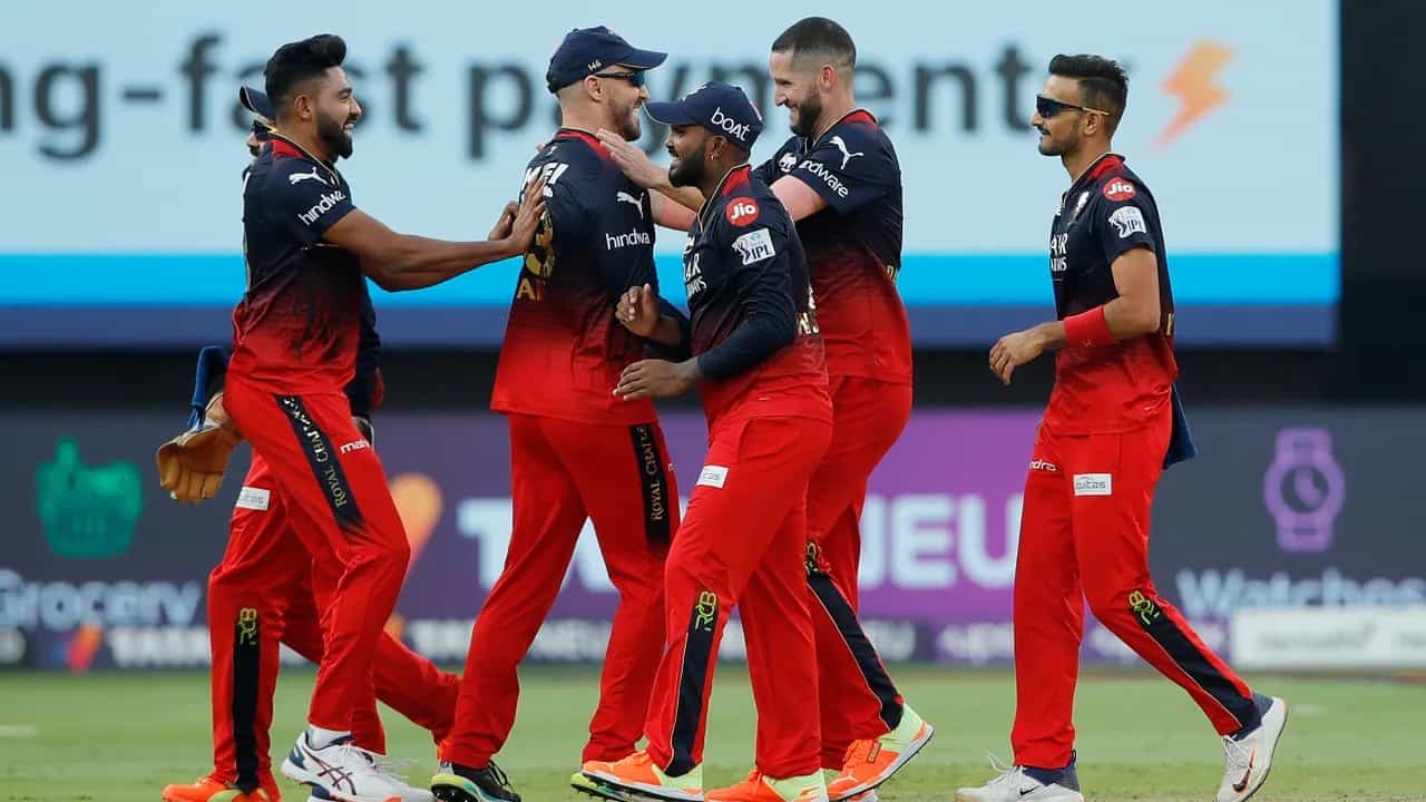 IPL 2023: ಇಂಡಿಯನ್ ಪ್ರೀಮಿಯರ್ ಲೀಗ್ ಸೀಸನ್ 16 ರಲ್ಲಿ ಆರ್ಸಿಬಿ ಗೆಲುವು-ಸೋಲು-ಗೆಲುವಿನೊಂದಿಗೆ ನಾಗಾಲೋಟ ಮುಂದುವರೆಸಿದೆ. ಮೊದಲ ಪಂದ್ಯದಲ್ಲಿ ಮುಂಬೈ ಇಂಡಿಯನ್ಸ್ ವಿರುದ್ಧ ಭರ್ಜರಿ ಜಯ ಸಾಧಿಸಿದ್ದ ಆರ್ಸಿಬಿ, ಆ ಬಳಿಕ ಕೆಕೆಆರ್ ಹಾಗೂ ಲಕ್ನೋ ಸೂಪರ್ ಜೈಂಟ್ಸ್ ವಿರುದ್ಧ ಸೋಲನುಭವಿಸಿತ್ತು.