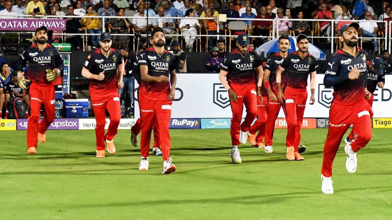 IPL 2023: ಪಂಜಾಬ್ ಕಿಂಗ್ಸ್ ವಿರುದ್ಧದ ಪಂದ್ಯಕ್ಕೂ ಮುನ್ನ ಆರ್ಸಿಬಿ ತಂಡಕ್ಕೆ ಹೊಸ ಚಿಂತೆಯೊಂದು ಶುರುವಾಗಿತ್ತು. ತಂಡದ ನಾಯಕ ಫಾಫ್ ಡುಪ್ಲೆಸಿಸ್ ಪೆಕ್ಕೆಲುಬಿನ ನೋವಿನ ಕಾರಣ 20 ಓವರ್ಗಳ ಫೀಲ್ಡಿಂಗ್ ಮಾಡುವ ಪರಿಸ್ಥಿತಿಯಲ್ಲಿರಲಿಲ್ಲ.IPL 2023: ಪಂಜಾಬ್ ಕಿಂಗ್ಸ್ ವಿರುದ್ಧದ ಪಂದ್ಯಕ್ಕೂ ಮುನ್ನ ಆರ್ಸಿಬಿ ತಂಡಕ್ಕೆ ಹೊಸ ಚಿಂತೆಯೊಂದು ಶುರುವಾಗಿತ್ತು. ತಂಡದ ನಾಯಕ ಫಾಫ್ ಡುಪ್ಲೆಸಿಸ್ ಪೆಕ್ಕೆಲುಬಿನ ನೋವಿನ ಕಾರಣ 20 ಓವರ್ಗಳ ಫೀಲ್ಡಿಂಗ್ ಮಾಡುವ ಪರಿಸ್ಥಿತಿಯಲ್ಲಿರಲಿಲ್ಲ.