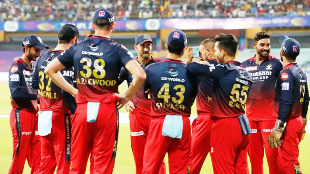 RCB ತಂಡ ಹೀಗಿದೆ: ಫಾಫ್ ಡುಪ್ಲೆಸಿಸ್ (ನಾಯಕ), ವಿರಾಟ್ ಕೊಹ್ಲಿ, ದಿನೇಶ್ ಕಾರ್ತಿಕ್, ಅನೂಜ್ ರಾವತ್, ಫಿನ್ ಅಲೆನ್, ಜೋಶ್ ಹ್ಯಾಝಲ್​ವುಡ್​, ಮೊಹಮ್ಮದ್ ಸಿರಾಜ್, ಕರ್ಣ್​ ಶರ್ಮಾ, ಸಿದ್ಧಾರ್ಥ್​ ಕೌಲ್, ಹಿಮಾಂಶು ಶರ್ಮಾ, ರಜನ್ ಕುಮಾರ್, ಅವಿನಾಶ್ ಸಿಂಗ್, ಗ್ಲೆನ್ ಮ್ಯಾಕ್ಸ್​ವೆಲ್, ವನಿಂದು ಹಸರಂಗ, ಮಹಿಪಾಲ್ ಲೋಮ್ರರ್, ಶಹಬಾಝ್ ಅಹ್ಮದ್, ಹರ್ಷಲ್ ಪಟೇಲ್, ಆಕಾಶ್ ದೀಪ್, ಡೇವಿಡ್ ವಿಲ್ಲಿ, ಸುಯಶ್ ಪ್ರಭುದೇಸಾಯಿ, ಮನೋಜ್ ಭಾಂಡಗೆ, ಸೋನು ಯಾದವ್, ವೇಯ್ನ್ ಪಾರ್ನೆಲ್, ಮೈಕೆಲ್ ಬ್ರೇಸ್​ವೆಲ್, ವೈಶಾಕ್ ವಿಜಯಕುಮಾರ್.