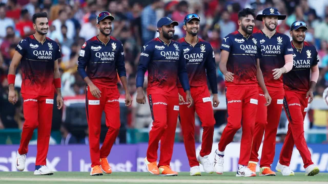 IPL 2023: ಮೊಹಾಲಿಯಲ್ಲಿ ನಡೆದ ಪಂಜಾಬ್ ಕಿಂಗ್ಸ್ ವಿರುದ್ಧದ ಪಂದ್ಯದಲ್ಲಿ ಭರ್ಜರಿ ಜಯ ಸಾಧಿಸುವ ಮೂಲಕ ಆರ್ಸಿಬಿ ತಂಡವು ಗೆಲುವಿನ ಲಯಕ್ಕೆ ಮರಳಿದೆ. ಈ ಪಂದ್ಯದಲ್ಲಿ ಭರ್ಜರಿ ಪ್ರದರ್ಶನ ನೀಡಿದ ಆಟಗಾರರೆಂದರೆ ಫಾಫ್ ಡುಪ್ಲೆಸಿಸ್, ವಿರಾಟ್ ಕೊಹ್ಲಿ ಹಾಗೂ ಮೊಹಮ್ಮದ್ ಸಿರಾಜ್.