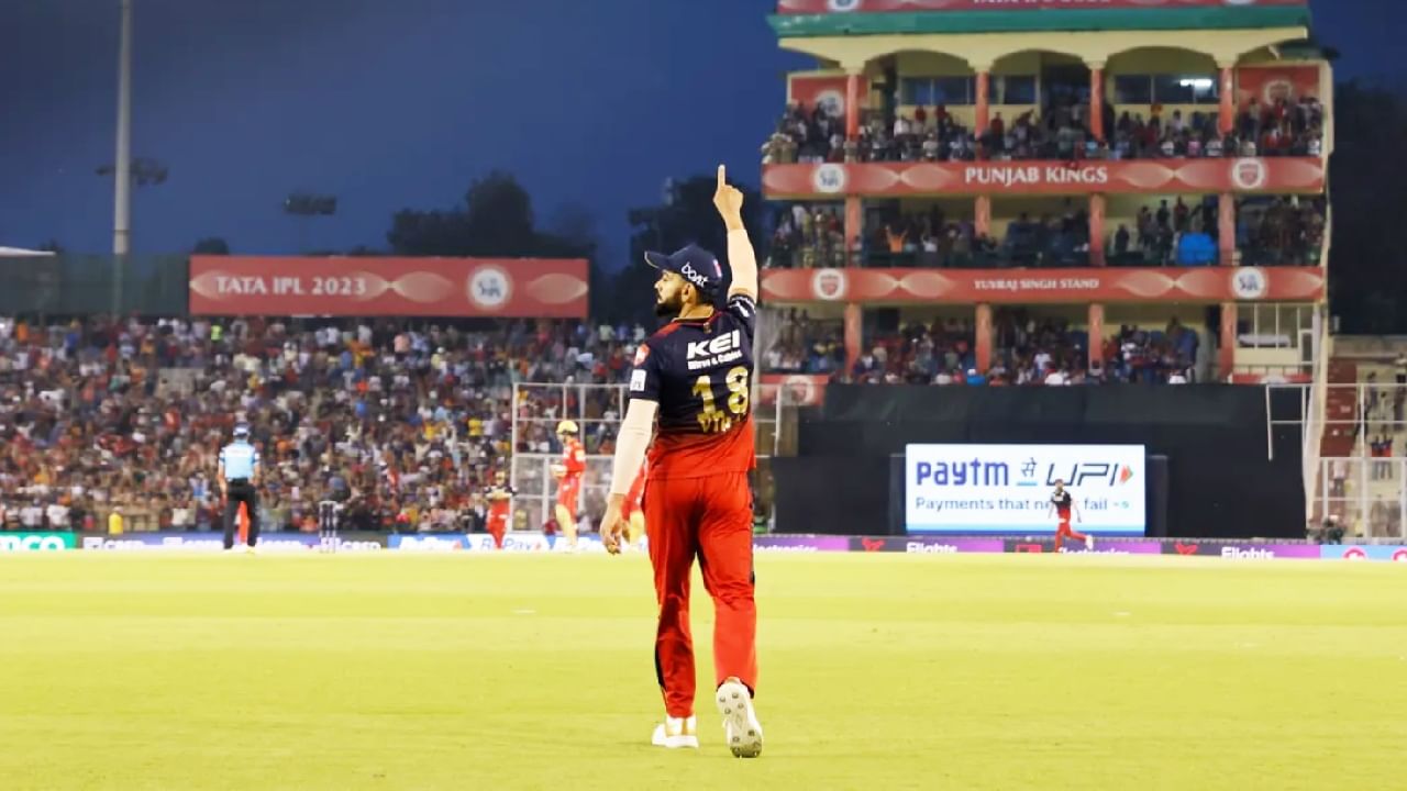 IPL 2023 PBKS vs RCB: ಮೊಹಾಲಿಯಲ್ಲಿ ನಡೆದ ಪಂಜಾಬ್ ಕಿಂಗ್ಸ್ ವಿರುದ್ಧದ ಪಂದ್ಯದ ಮೂಲಕ ವಿರಾಟ್ ಕೊಹ್ಲಿ ಮತ್ತೆ ಆರ್​ಸಿಬಿ ತಂಡದ ನಾಯಕರಾಗಿ ಕಾಣಿಸಿಕೊಂಡಿದ್ದಾರೆ. ಪಕ್ಕೆಲುಬಿನ ನೋವಿನಿಂದ ಬಳಲುತ್ತಿರುವ ಫಾಫ್ ಡುಪ್ಲೆಸಿಸ್ ಈ ಪಂದ್ಯದ ಫೀಲ್ಡಿಂಗ್​ನಿಂದ ಹೊರಗುಳಿಯುವ ನಿರ್ಧಾರ ಮಾಡಿದ್ದರು. ಹೀಗಾಗಿ ಫಾಫ್ ಅವರನ್ನು ಇಂಪ್ಯಾಕ್ಟ್ ಸಬ್​ ಆಗಿ ಆಯ್ಕೆ ಮಾಡಿ, ವಿರಾಟ್ ಕೊಹ್ಲಿಗೆ ಕ್ಯಾಪ್ಟನ್ ಪಟ್ಟ ನೀಡಲಾಗಿತ್ತು.