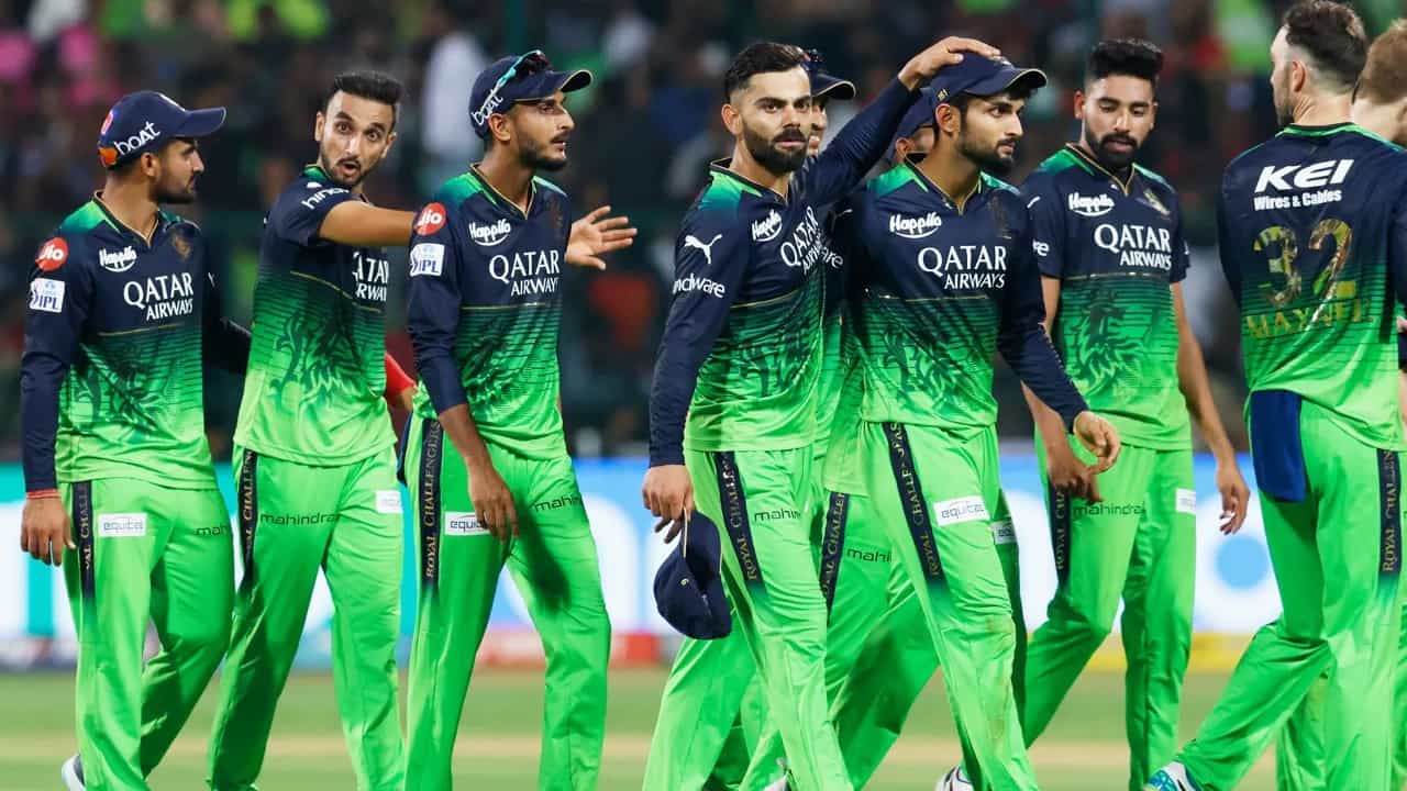IPL 2023: ರಾಜಸ್ಥಾನ್ ರಾಯಲ್ಸ್ ವಿರುದ್ಧದ ಗೆಲುವಿನ ಖುಷಿಯ ತೇಲುತ್ತಿದ್ದ ಆರ್ಸಿಬಿ ತಂಡಕ್ಕೆ ಬಿಗ್ ಶಾಕ್ ಎದುರಾಗಿದೆ. ಆರ್ಆರ್ ವಿರುದ್ಧದ ಪಂದ್ಯದಲ್ಲಿ ಸ್ಲೋ ಓವರ್ ರೇಟ್ಗಾಗಿ ಆರ್ಸಿಬಿ ತಂಡಕ್ಕೆ ಭಾರೀ ಮೊತ್ತದ ದಂಡ ವಿಧಿಸಲಾಗಿದೆ.