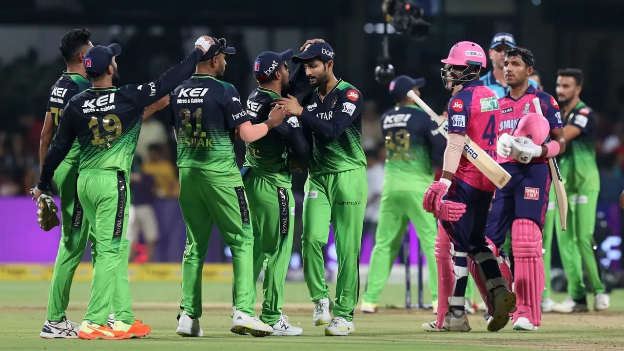 IPL 2023: ಬೆಂಗಳೂರಿನ ಚಿನ್ನಸ್ವಾಮಿ ಸ್ಟೇಡಿಯಂನಲ್ಲಿ ನಡೆದ ರಾಜಸ್ಥಾನ್ ರಾಯಲ್ಸ್ ವಿರುದ್ಧದ ಪಂದ್ಯದಲ್ಲಿ ರಾಯಲ್ ಚಾಲೆಂಜರ್ಸ್ ಬೆಂಗಳೂರು 7 ರನ್ಗಳ ರೋಚಕ ಜಯ ಸಾಧಿಸಿದೆ. ಇದಕ್ಕೂ ಮುನ್ನ ಈ ಪಂದ್ಯದಲ್ಲಿ ಟಾಸ್ ಗೆದ್ದ ಆರ್ಆರ್ ನಾಯಕ ಸಂಜು ಸ್ಯಾಮ್ಸನ್ ಬೌಲಿಂಗ್ ಆಯ್ಕೆ ಮಾಡಿದ್ದರು.