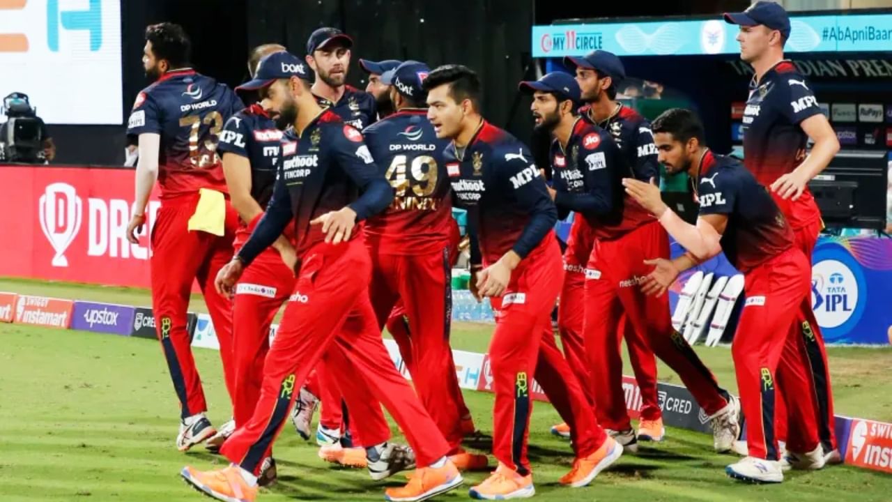 KKR ವಿರುದ್ಧ RCB ಪ್ಲೇಯಿಂಗ್ 11: ವಿರಾಟ್ ಕೊಹ್ಲಿ (ನಾಯಕ) , ಶಹಬಾಝ್ ಅಹ್ಮದ್ , ಗ್ಲೆನ್ ಮ್ಯಾಕ್ಸ್ ವೆಲ್ , ಮಹಿಪಾಲ್ ಲೊಮ್ರೋರ್ , ದಿನೇಶ್ ಕಾರ್ತಿಕ್ ( ವಿಕೆಟ್ ಕೀಪರ್ ) , ಸುಯಶ್ ಪ್ರಭುದೇಸಾಯಿ , ವನಿಂದು ಹಸರಂಗ , ಡೇವಿಡ್ ವಿಲ್ಲಿ , ವಿಜಯ್ ಕುಮಾರ್ ವೈಶಾಕ್ , ಹರ್ಷಲ್ ಪಟೇಲ್ , ಮೊಹಮ್ಮದ್ ಸಿರಾಜ್, ಫಾಫ್ ಡುಪ್ಲೆಸಿಸ್ (ಇಂಪ್ಯಾಕ್ಟ್ ಪ್ಲೇಯರ್).
