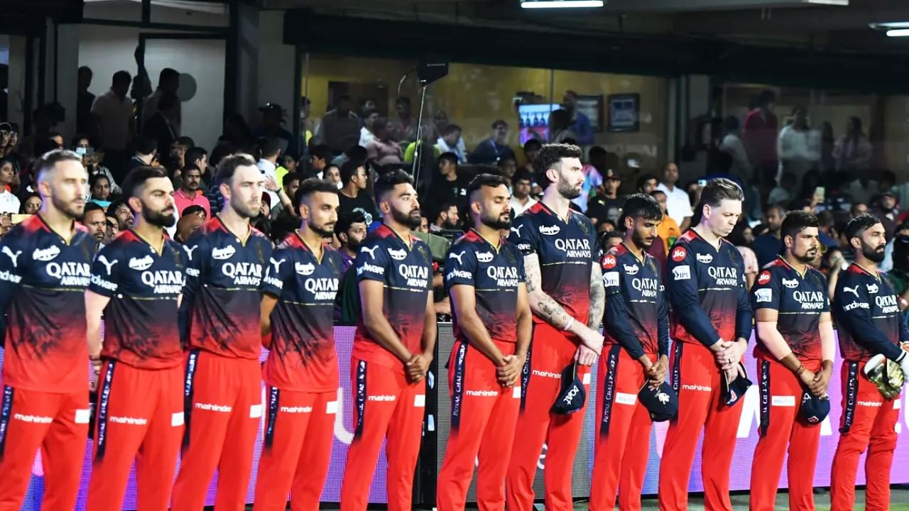 IPL 2023: ಐಪಿಎಲ್ ಪಂದ್ಯದ ವೇಳೆ ನಾನಾ ರೀತಿಯ ಪ್ಲಕಾರ್ಡ್​ ಕಾಣ ಸಿಗುತ್ತದೆ. ಅದರಲ್ಲೂ ಆರ್​ಸಿಬಿ ಪಂದ್ಯದ ವೇಳೆ "ಕಪ್ ಗೆಲ್ಲೋ ತನಕ..." ಎಂದು ಶುರುವಾಗುವ ಫಲಕಗಳು ಕಾಣ ಸಿಗುವುದು ಸಾಮಾನ್ಯ. ಇದೀಗ ಸೋಷಿಯಲ್ ಮೀಡಿಯಾದಲ್ಲಿ ಪುಟ್ಟ ಆರ್​ಸಿಬಿ ಅಭಿಮಾನಿಯ ಪೋಸ್ಟರ್​ವೊಂದು ವೈರಲ್ ಆಗಿದೆ.