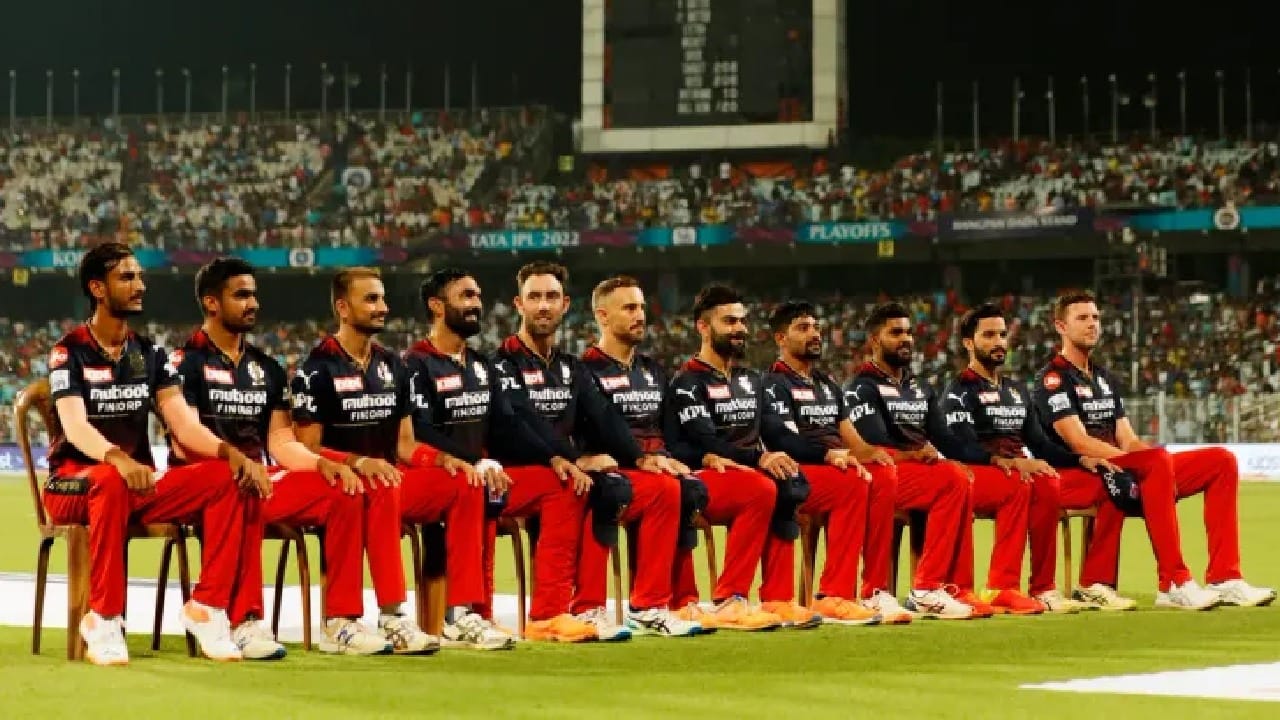 RCB ತಂಡದ ಸಂಭಾವ್ಯ ಪ್ಲೇಯಿಂಗ್ 11 ಹೀಗಿರಲಿದೆ: ಫಾಫ್ ಡುಪ್ಲೆಸಿಸ್ (ನಾಯಕ), ವಿರಾಟ್ ಕೊಹ್ಲಿ , ಗ್ಲೆನ್ ಮ್ಯಾಕ್ಸ್‌ವೆಲ್ , ಮೈಕಲ್ ಬ್ರೇಸ್‌ವೆಲ್ , ಶಹಬಾಜ್ ಅಹ್ಮದ್ , ದಿನೇಶ್ ಕಾರ್ತಿಕ್ (ವಿಕೆಟ್ ಕೀಪರ್) , ಕರ್ಣ್ ಶರ್ಮಾ , ಹರ್ಷಲ್ ಪಟೇಲ್ , ಆಕಾಶ್ ದೀಪ್, ಡೇವಿಡ್ ವಿಲ್ಲಿ, ಮೊಹಮ್ಮದ್ ಸಿರಾಜ್.
