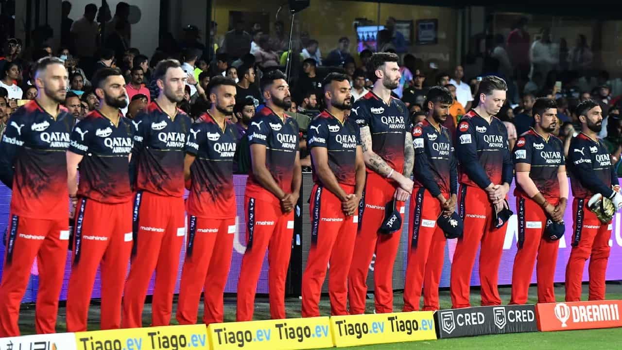 IPL 2023 RCB: ಕೊಲ್ಕತ್ತಾದ ಈಡನ್ ಗಾರ್ಡನ್ಸ್ ಮೈದಾನದಲ್ಲಿ ನಡೆದ ಕೆಕೆಆರ್ ವಿರುದ್ಧದ ಹೀನಾಯ ಸೋಲಿನ ಬೆನ್ನಲ್ಲೇ ಆರ್ಸಿಬಿ ತಂಡಕ್ಕೆ ಮತ್ತೊಂದು ಆಘಾತ ಎದುರಾಗಿದೆ. ತಂಡದ ಪ್ರಮುಖ ವೇಗಿಯೊಬ್ಬರು ಐಪಿಎಲ್ನಿಂದ ಹೊರ ನಡೆದಿದ್ದಾರೆ.