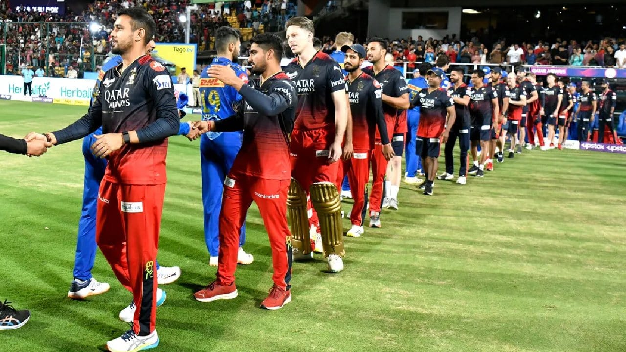 IPL 2023: ಐಪಿಎಲ್ನ ಮೊದಲ ಪಂದ್ಯದಲ್ಲಿ ಮುಂಬೈ ಇಂಡಿಯನ್ಸ್ ತಂಡವನ್ನು ಬಗ್ಗು ಬಡಿದು ಶುಭಾರಂಭ ಮಾಡಿರುವ ರಾಯಲ್ ಚಾಲೆಂಜರ್ಸ್ ಬೆಂಗಳೂರು (RCB) ತಂಡವು ಇದೀಗ 2ನೇ ಪಂದ್ಯಕ್ಕಾಗಿ ಸಜ್ಜಾಗಿದೆ. ಗುರುವಾರ (ಏ.6) ನಡೆಯಲಿರುವ 2ನೇ ಪಂದ್ಯದಲ್ಲಿ ಆರ್ಸಿಬಿ ತಂಡವು ಕೊಲ್ಕತ್ತಾ ನೈಟ್ ರೈಡರ್ಸ್ (RCB vs KKR) ತಂಡವನ್ನು ಎದುರಿಸಲಿದೆ.