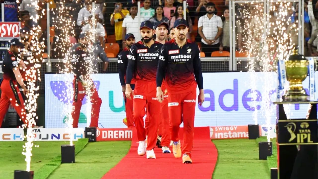 IPL 2023: ಐಪಿಎಲ್​ನ ದ್ವಿತಿಯಾರ್ಧಕ್ಕೂ ಮುನ್ನ ರಾಯಲ್ ಚಾಲೆಂಜರ್ಸ್ ಬೆಂಗಳೂರು ತಂಡಕ್ಕೆ ಆಘಾತ ಎದುರಾಗಿದೆ. ಕೆಕೆಆರ್ ವಿರುದ್ಧದ ಪಂದ್ಯದಲ್ಲಿ ಆರ್​ಸಿಬಿ ನಾಯಕ ಸ್ಲೋ ಓವರ್ ರೇಟ್ ತಪ್ಪು ಮಾಡಿದ್ರೆ ಮುಂದಿನ ಪಂದ್ಯದಿಂದ ನಿಷೇಧಕ್ಕೆ ಒಳಗಾಗಲಿದ್ದಾರೆ.