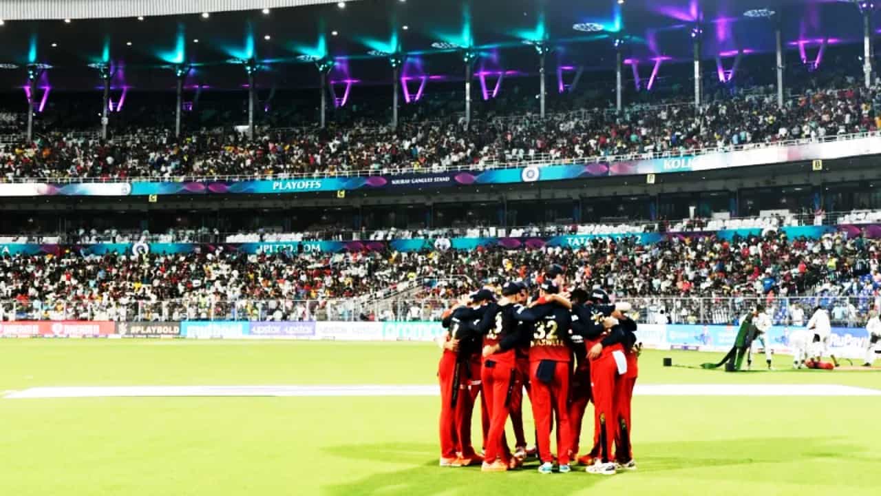 IPL 2023: ಈ ಸಲ ಕಪ್ ಕಮ್ದೆ ಎಂಬ ಘೋಷವಾಕ್ಯದೊಂದಿಗೆ ಐಪಿಎಲ್ ಸೀಸನ್ 16 ಅಭಿಯಾನ ಆರಂಭಿಸಿದ್ದ ಆರ್ಸಿಬಿ ತಂಡದ ಲೆಕ್ಕಾಚಾರಗಳು ತಲೆ ಕೆಳಗಾಗುತ್ತಿದೆ. ಏಕೆಂದರೆ ಆಡಿರುವ 7 ಪಂದ್ಯಗಳಲ್ಲಿ ಪಂದ್ಯಗಳಲ್ಲಿ ಆರ್ಸಿಬಿ ಗೆದ್ದಿರುವುದು ಕೇವಲ 4 ಮ್ಯಾಚ್ಗಳಲ್ಲಿ ಮಾತ್ರ. ಆದರೆ ಈ ನಾಲ್ಕು ಪಂದ್ಯಗಳ ಗೆಲುವಿನ ಹಿಂದಿರುವುದು ಕೂಡ ನಾಲ್ವರು ಎಂಬುದು ವಿಶೇಷ.
