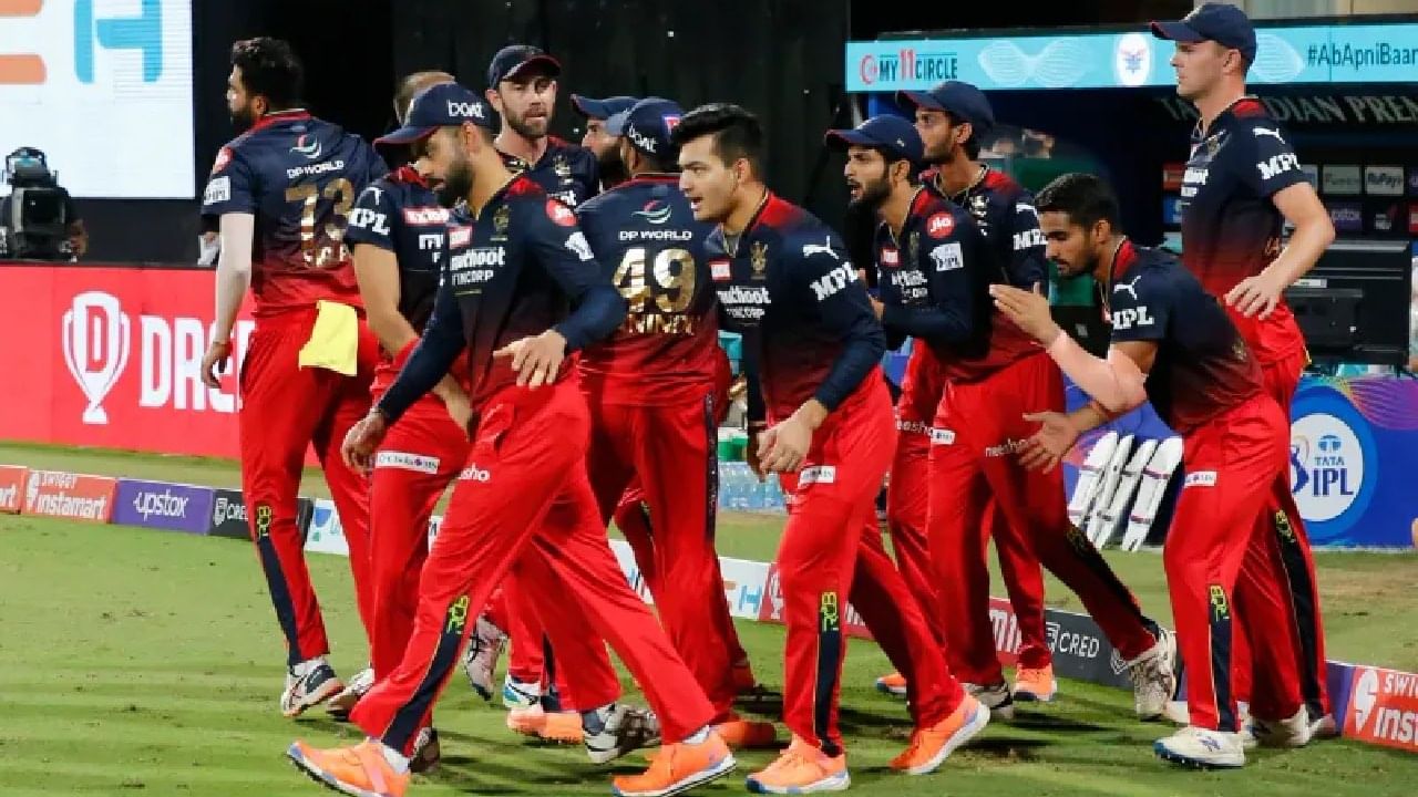 RCB ತಂಡ ಹೀಗಿದೆ: ಫಾಫ್ ಡುಪ್ಲೆಸಿಸ್ (ನಾಯಕ), ವಿರಾಟ್ ಕೊಹ್ಲಿ, ರಜತ್ ಪಾಟಿದಾರ್, ಮೈಕೆಲ್ ಬ್ರೇಸ್​ವೆಲ್​, ದಿನೇಶ್ ಕಾರ್ತಿಕ್, ಅನೂಜ್ ರಾವತ್, ಫಿನ್ ಅಲೆನ್, ಜೋಶ್ ಹ್ಯಾಝಲ್​ವುಡ್​, ಮೊಹಮ್ಮದ್ ಸಿರಾಜ್, ಕರ್ಣ್​ ಶರ್ಮಾ, ಸಿದ್ಧಾರ್ಥ್​ ಕೌಲ್, ಹಿಮಾಂಶು ಶರ್ಮಾ, ರಜನ್ ಕುಮಾರ್, ಅವಿನಾಶ್ ಸಿಂಗ್, ಗ್ಲೆನ್ ಮ್ಯಾಕ್ಸ್​ವೆಲ್, ವನಿಂದು ಹಸರಂಗ, ಮಹಿಪಾಲ್ ಲೋಮ್ರರ್, ಶಹಬಾಝ್ ಅಹ್ಮದ್, ಹರ್ಷಲ್ ಪಟೇಲ್, ಆಕಾಶ್ ದೀಪ್, ಡೇವಿಡ್ ವಿಲ್ಲಿ, ಸುಯಶ್ ಪ್ರಭುದೇಸಾಯಿ, ಮನೋಜ್ ಭಾಂಡಗೆ, ಸೋನು ಯಾದವ್, ವೇಯ್ನ್ ಪಾರ್ನೆಲ್, ವೈಶಾಕ್ ವಿಜಯಕುಮಾರ್.
