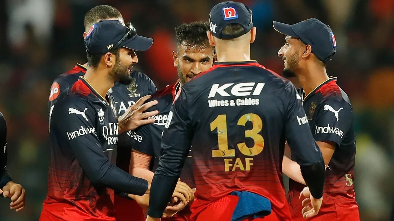 RCB ತಂಡ ಹೀಗಿದೆ: ಫಾಫ್ ಡುಪ್ಲೆಸಿಸ್ (ನಾಯಕ), ವಿರಾಟ್ ಕೊಹ್ಲಿ, ರಜತ್ ಪಾಟಿದಾರ್, ಮೈಕೆಲ್ ಬ್ರೇಸ್​ವೆಲ್​, ದಿನೇಶ್ ಕಾರ್ತಿಕ್, ಅನೂಜ್ ರಾವತ್, ಫಿನ್ ಅಲೆನ್, ಜೋಶ್ ಹ್ಯಾಝಲ್​ವುಡ್​, ಮೊಹಮ್ಮದ್ ಸಿರಾಜ್, ಕರ್ಣ್​ ಶರ್ಮಾ, ಸಿದ್ಧಾರ್ಥ್​ ಕೌಲ್, ಹಿಮಾಂಶು ಶರ್ಮಾ, ರಜನ್ ಕುಮಾರ್, ಅವಿನಾಶ್ ಸಿಂಗ್, ಗ್ಲೆನ್ ಮ್ಯಾಕ್ಸ್​ವೆಲ್, ವನಿಂದು ಹಸರಂಗ, ಮಹಿಪಾಲ್ ಲೋಮ್ರರ್, ಶಹಬಾಝ್ ಅಹ್ಮದ್, ಹರ್ಷಲ್ ಪಟೇಲ್, ಆಕಾಶ್ ದೀಪ್, ಡೇವಿಡ್ ವಿಲ್ಲಿ, ಸುಯಶ್ ಪ್ರಭುದೇಸಾಯಿ, ಮನೋಜ್ ಭಾಂಡಗೆ, ಸೋನು ಯಾದವ್, ವೇಯ್ನ್ ಪಾರ್ನೆಲ್, ವೈಶಾಕ್ ವಿಜಯಕುಮಾರ್.