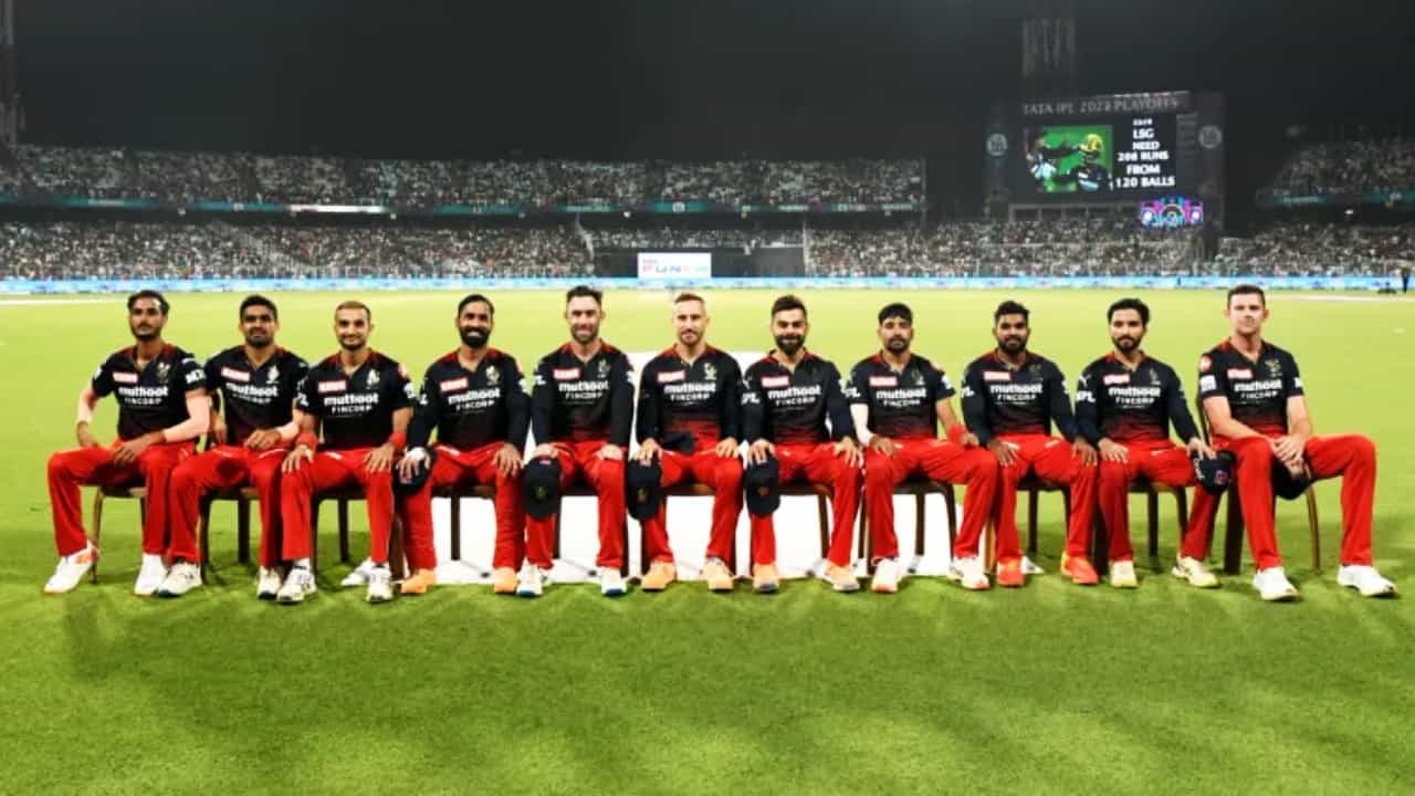 IPL 2023 RCB vs MI: ಭಾನುವಾರ ಬೆಂಗಳೂರಿನ ಚಿನ್ನಸ್ವಾಮಿ ಸ್ಟೇಡಿಯಂನಲ್ಲಿ ರಾಯಲ್ ಚಾಲೆಂಜರ್ಸ್ ಬೆಂಗಳೂರು ಹಾಗೂ ಮುಂಬೈ ಇಂಡಿಯನ್ಸ್ ತಂಡಗಳು ಮುಖಾಮುಖಿಯಾಗಲಿದೆ. ಆದರೆ ಈ ಪಂದ್ಯಕ್ಕೆ ಆರ್ಸಿಬಿ ತಂಡದ ಮೂವರು ಸ್ಟಾರ್ ಆಟಗಾರರು ಅಲಭ್ಯರಾಗಲಿದ್ದಾರೆ.