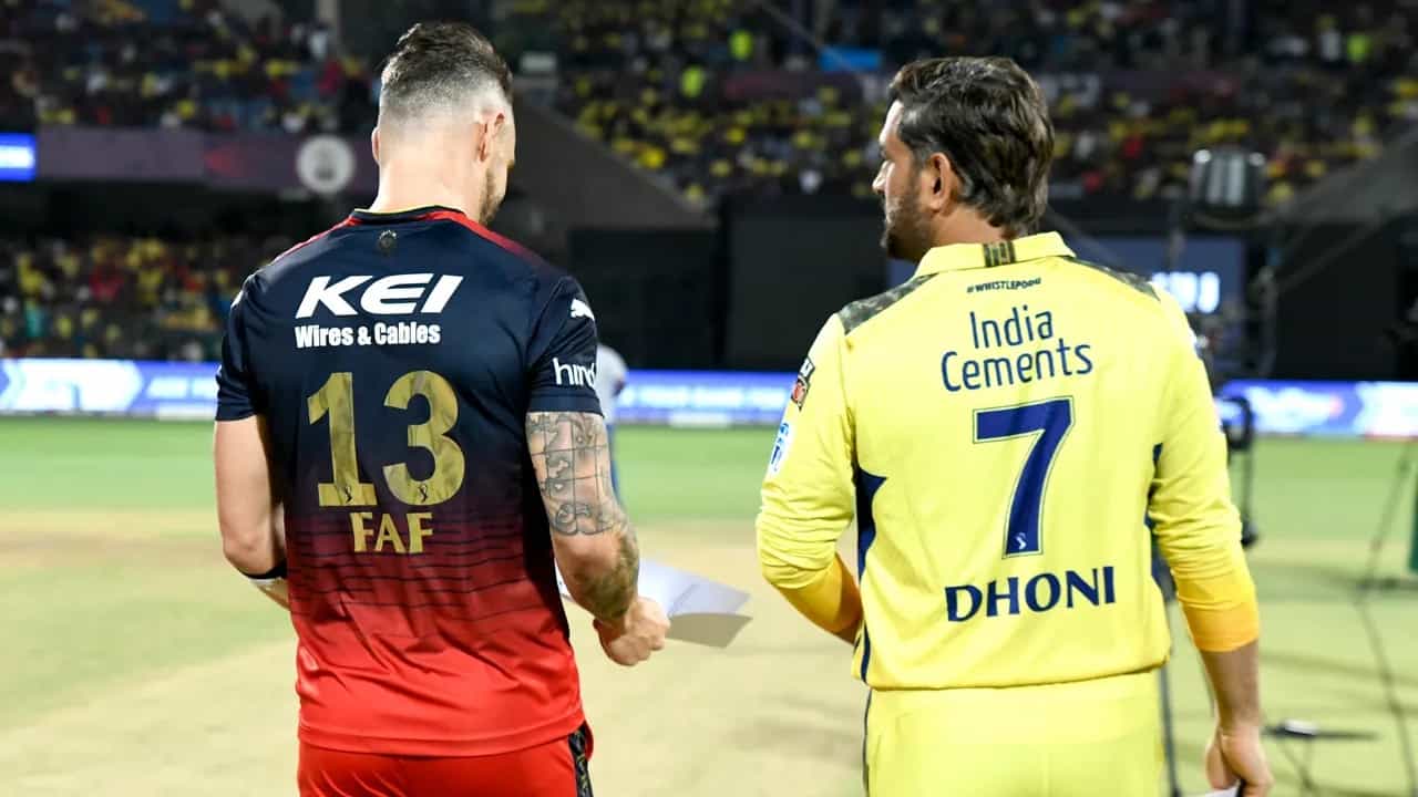 IPL 2023 RCB vs CSK: ಬೆಂಗಳೂರಿನ ಚಿನ್ನಸ್ವಾಮಿ ಆರ್ಸಿಬಿ-ಸಿಎಸ್ಕೆ ನಡುವಣ ಹೈವೋಲ್ಟೇಜ್ ಕದನಕ್ಕೆ ಸಾಕ್ಷಿಯಾಯಿತು. ಸೋಮವಾರ ನಡೆದ ಈ ಪಂದ್ಯದಲ್ಲಿ ಟಾಸ್ ಗೆದ್ದ ಆರ್ಸಿಬಿ ತಂಡದ ನಾಯಕ ಫಾಫ್ ಡುಪ್ಲೆಸಿಸ್ ಬೌಲಿಂಗ್ ಆಯ್ದುಕೊಂಡಿದ್ದರು. ಆದರೆ ಆರ್ಸಿಬಿ ಬೌಲರ್ಗಳು ನಾಯಕನ ನಿರೀಕ್ಷೆಯನ್ನು ಹುಸಿಗೊಳಿಸಿದ್ದರು.