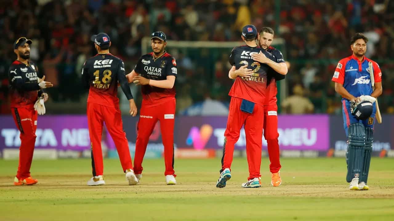 IPL 2023: ಬೆಂಗಳೂರಿನ ಚಿನ್ನಸ್ವಾಮಿ ಕ್ರಿಕೆಟ್ ಸ್ಟೇಡಿಯಂನಲ್ಲಿ ನಡೆದ ಡೆಲ್ಲಿ ಕ್ಯಾಪಿಟಲ್ಸ್ ಹಾಗೂ ಆರ್ಸಿಬಿ ನಡುವಣ ಪಂದ್ಯವು ಇದೀಗ ಹಲವು ಕಾರಣಗಳಿಂದ ಚರ್ಚಾ ವಿಷಯವಾಗಿದೆ. ಈ ಪಂದ್ಯದಲ್ಲಿ ಟಾಸ್ ಗೆದ್ದ ಡೆಲ್ಲಿ ಕ್ಯಾಪಿಟಲ್ಸ್ ನಾಯಕ ಡೇವಿಡ್ ವಾರ್ನರ್ ಬೌಲಿಂಗ್ ಆಯ್ದುಕೊಂಡಿದ್ದರು.