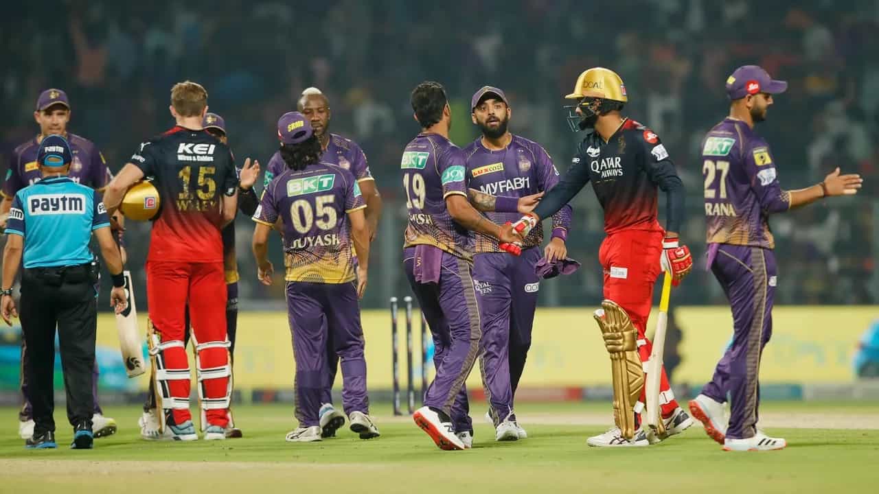 IPL 2023 RCB: ಇಂಡಿಯನ್ ಪ್ರೀಮಿಯರ್ ಲೀಗ್ನ ಮೊದಲ ಪಂದ್ಯದಲ್ಲಿ ಮುಂಬೈ ಇಂಡಿಯನ್ಸ್ ವಿರುದ್ಧ ಗೆದ್ದು ಭರ್ಜರಿಯಾಗಿ ಶುಭಾರಂಭ ಮಾಡಿದ್ದ ರಾಯಲ್ ಚಾಲೆಂಜರ್ಸ್ ಬೆಂಗಳೂರು ತಂಡವು, ಕೆಕೆಆರ್ ವಿರುದ್ಧ ಆಡಿದ ಪಂದ್ಯದಲ್ಲಿ ಹೀನಾಯವಾಗಿ ಸೋಲನುಭವಿಸಿತ್ತು. ಈ ಸೋಲಿನ ಬೆನ್ನಲ್ಲೇ ಆರ್ಸಿಬಿ ತಂಡದಿಂದ ಪ್ರಮುಖ ವೇಗದ ಬೌಲರ್ ರೀಸ್ ಟೋಪ್ಲಿ ಹೊರಬಿದ್ದಿದ್ದರು.